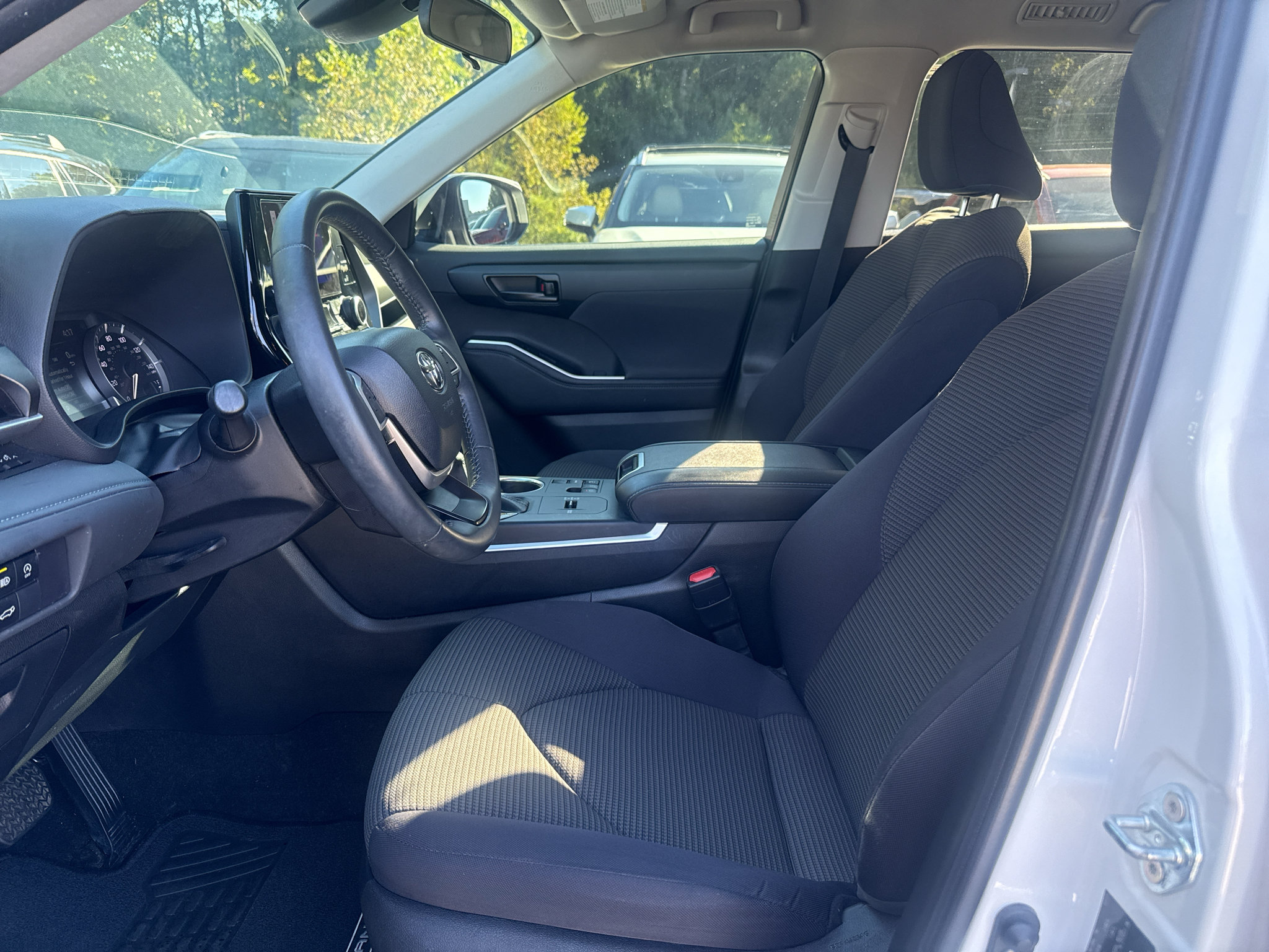 Used 2024 Toyota Highlander LE FWD image 11