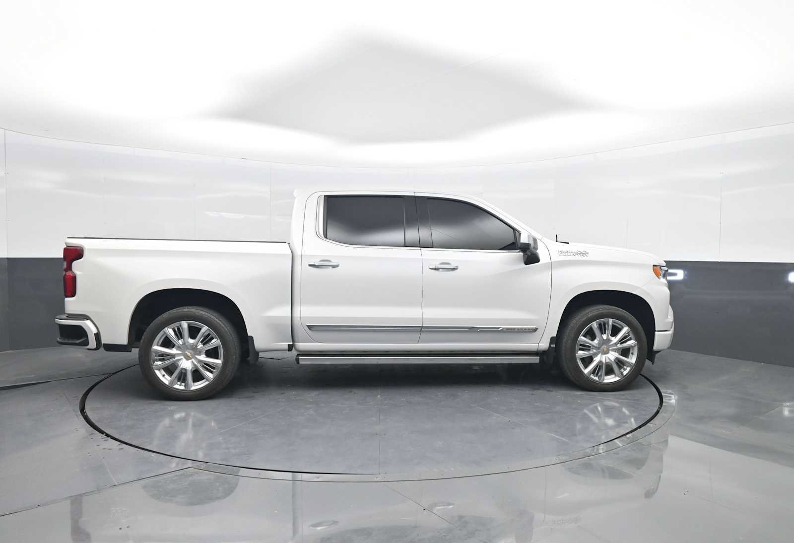 Used 2024 Chevrolet Silverado 1500 High Country w/ High Country Premium Package AWD/4WD image 9
