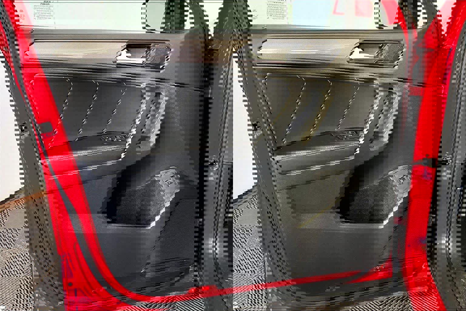 Used 2022 Volkswagen Tiguan SE w/ Panoramic Sunroof Package AWD/4WD image 22