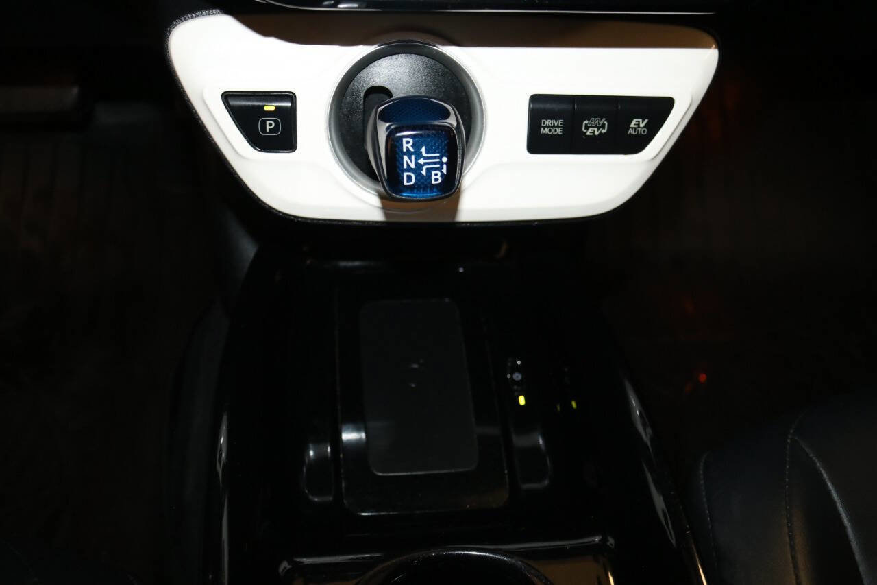 Used 2017 Toyota Prius Prime Advanced image 31