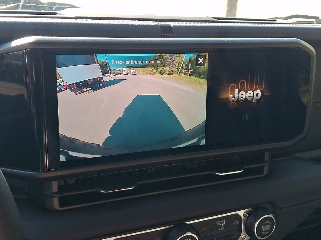 Used 2025 Jeep Wrangler Unlimited Rubicon w/ Convenience Group AWD/4WD image 18