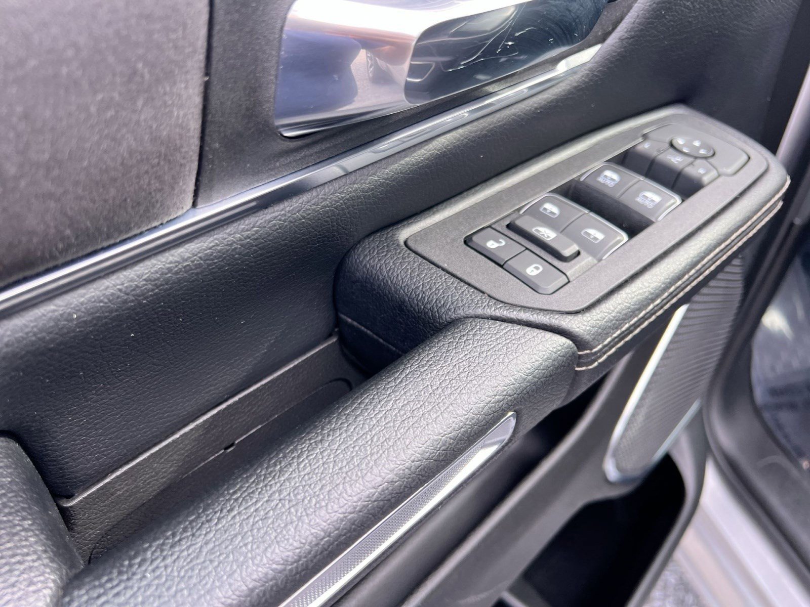 Used 2025 RAM 1500 Laramie image 15