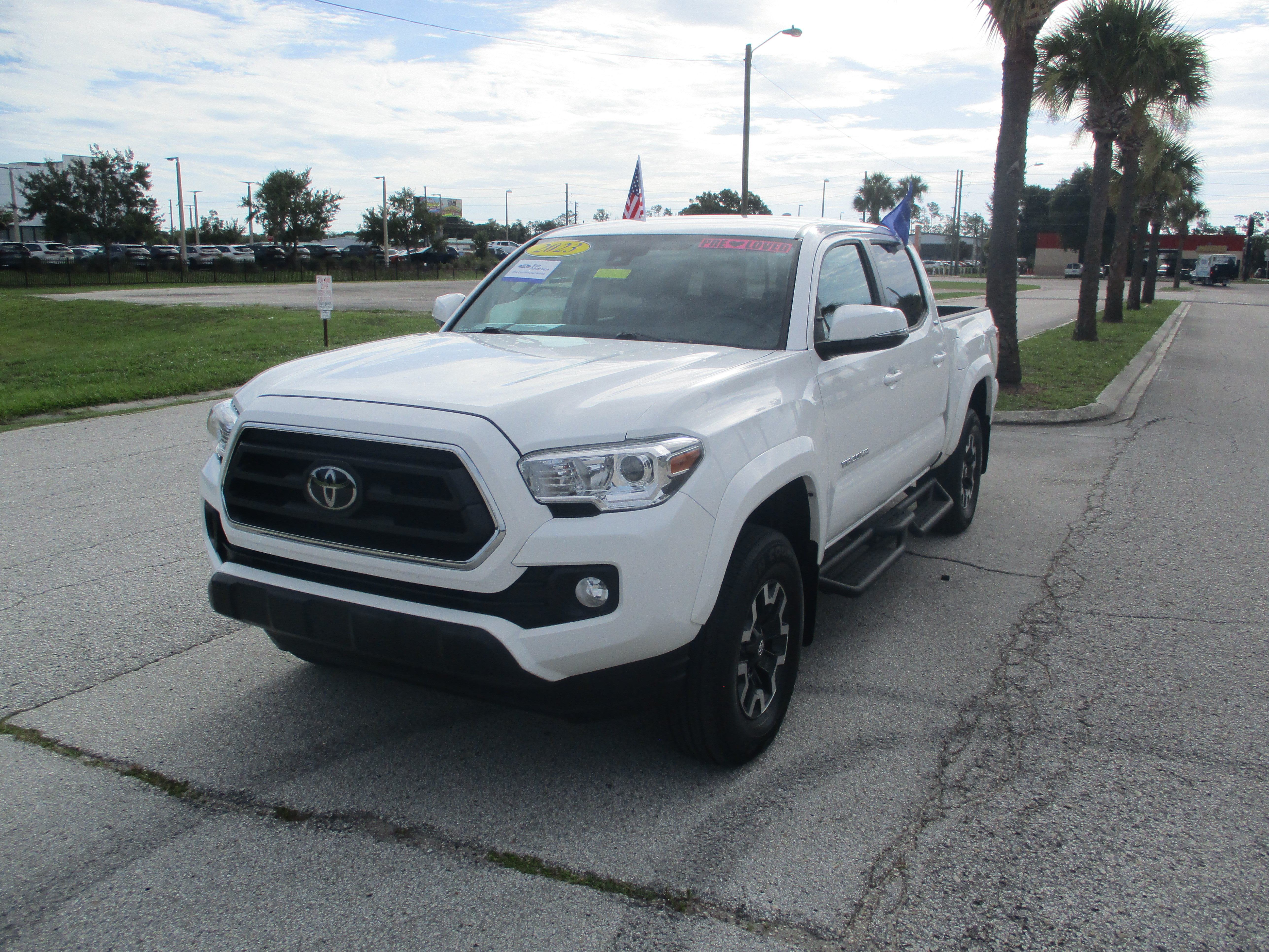 Used 2023 Toyota Tacoma SR5 w/ Technology Package AWD/4WD image 3