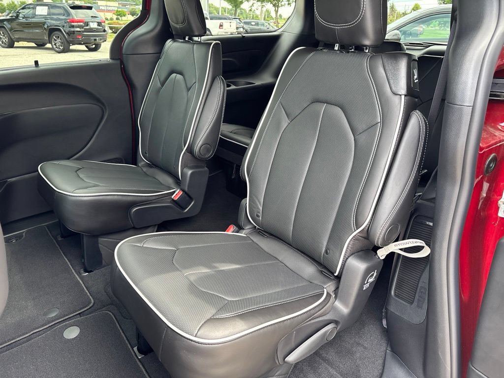 New 2027 Chrysler Pacifica Limited w/ Family Tech Group AWD/4WD image 18
