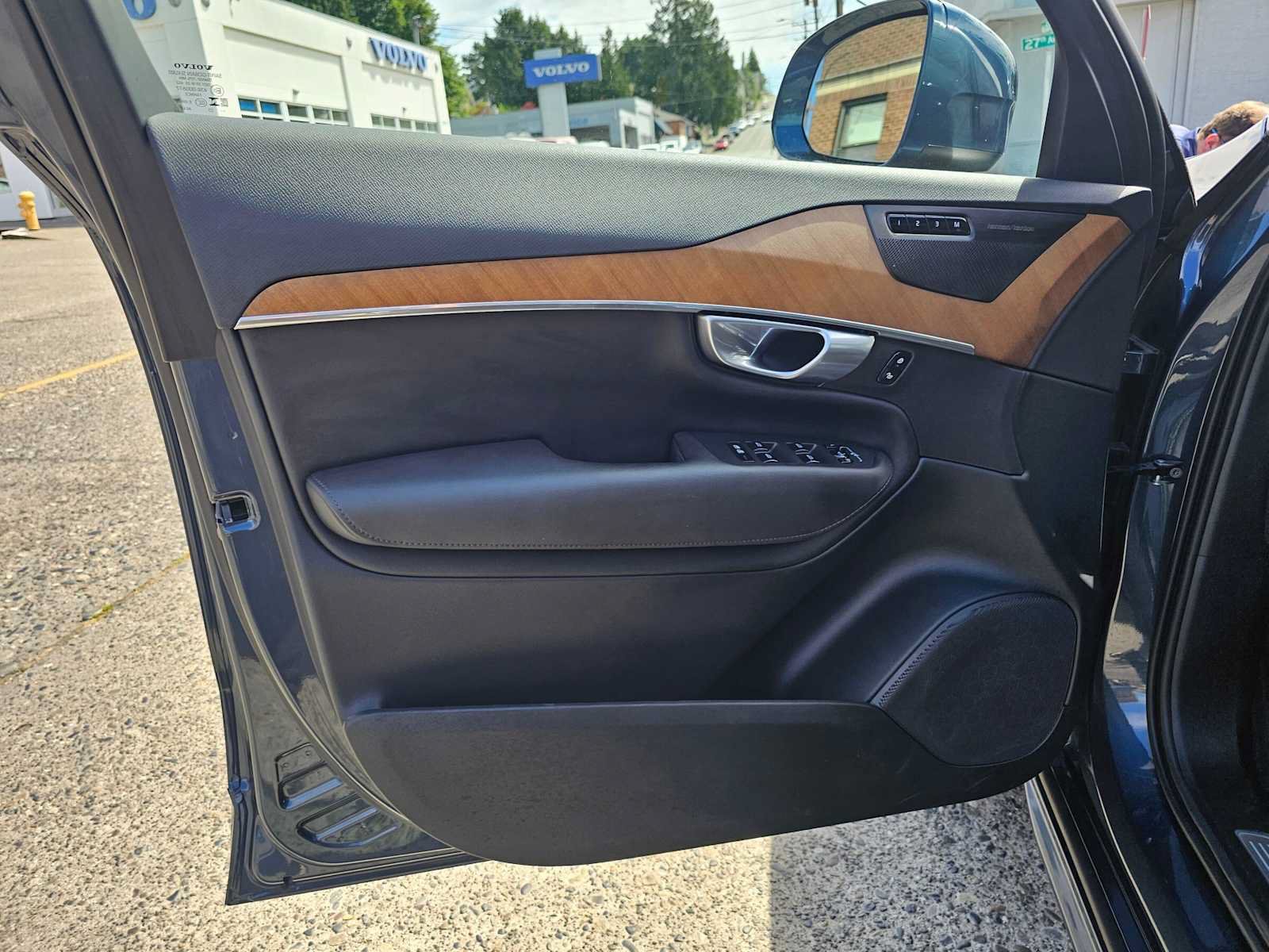 Certified 2024 Volvo XC90 B6 Plus w/ Protection Package Premier AWD/4WD image 24