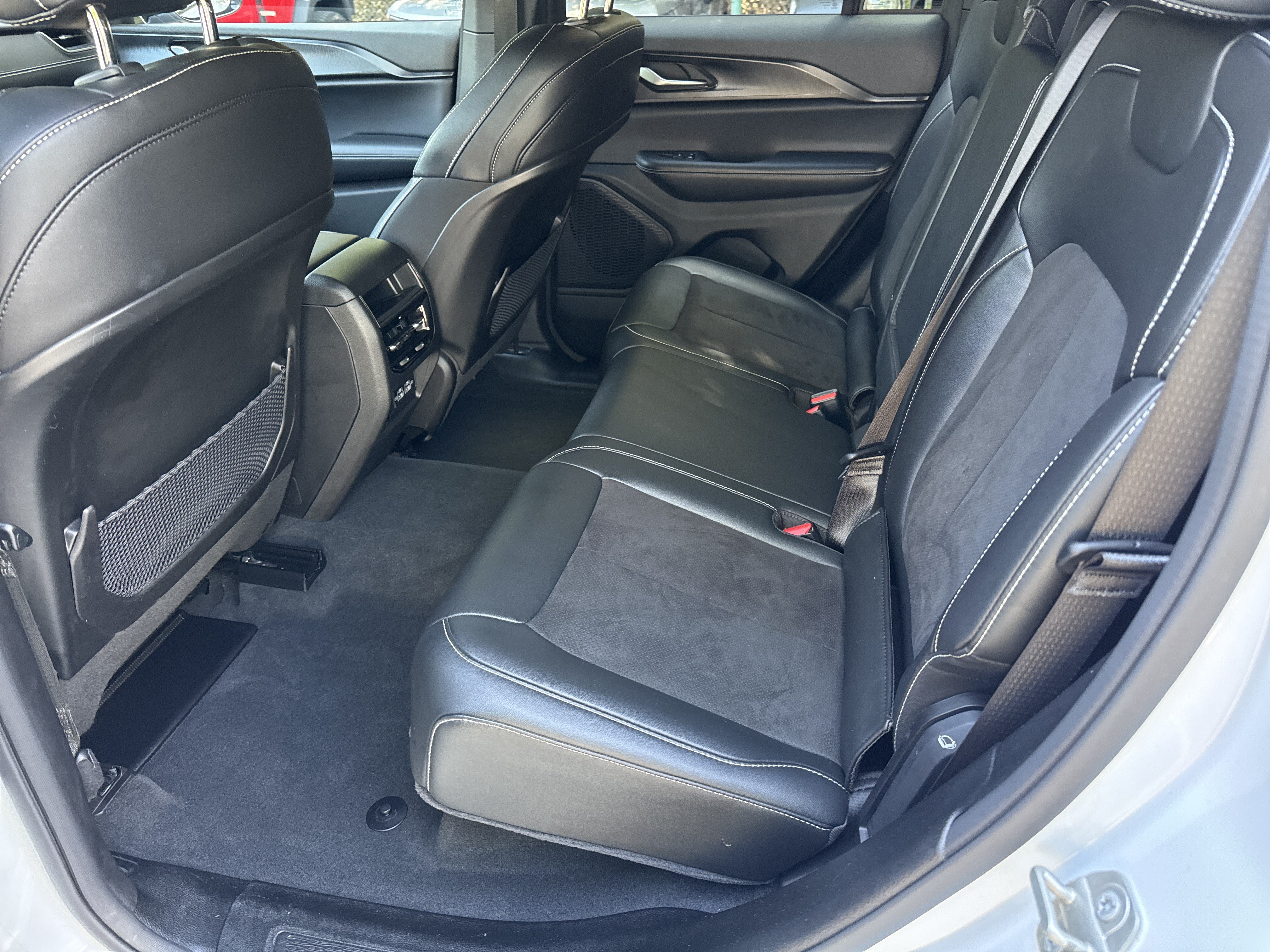 Used 2023 Jeep Grand Cherokee Altitude AWD/4WD image 18