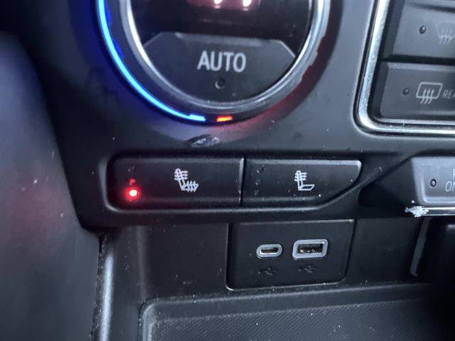 Used 2022 Chevrolet Suburban LT w/ Luxury Package image 16