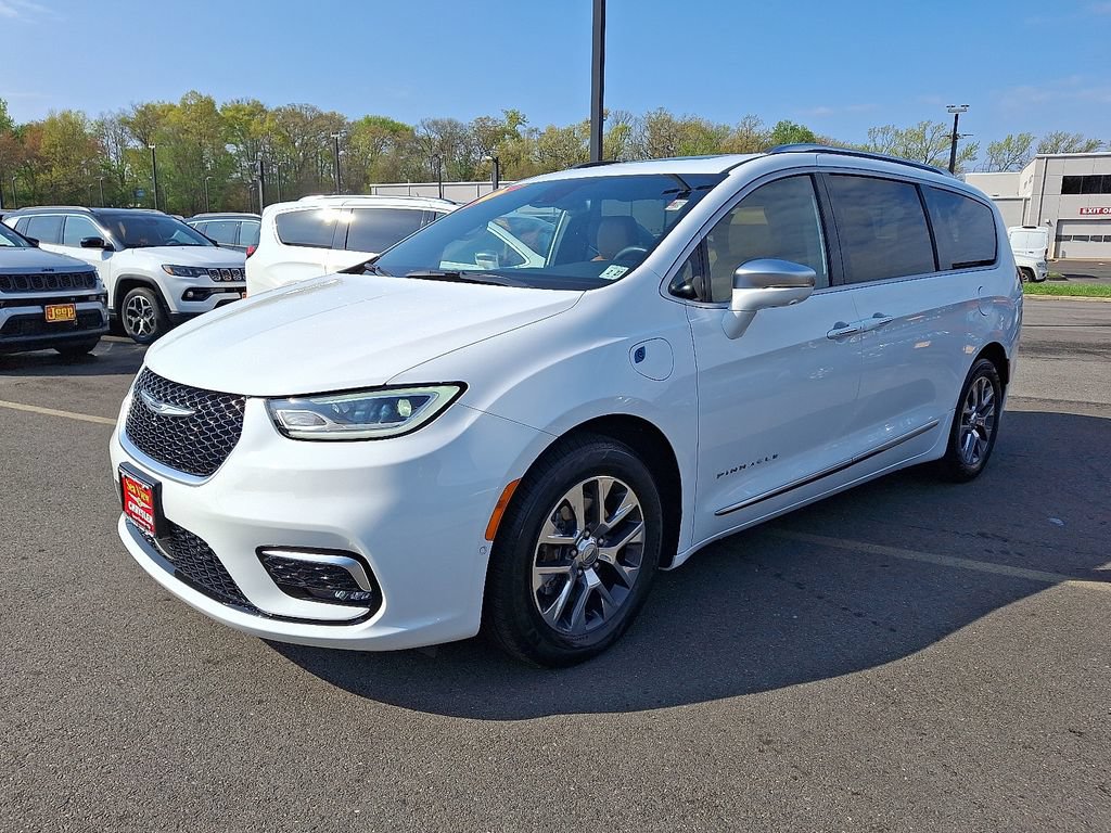 Used 2022 Chrysler Pacifica Pinnacle FWD image 3