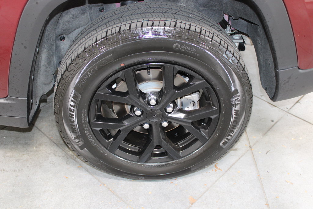 Used 2025 Jeep Grand Cherokee Altitude AWD/4WD image 60