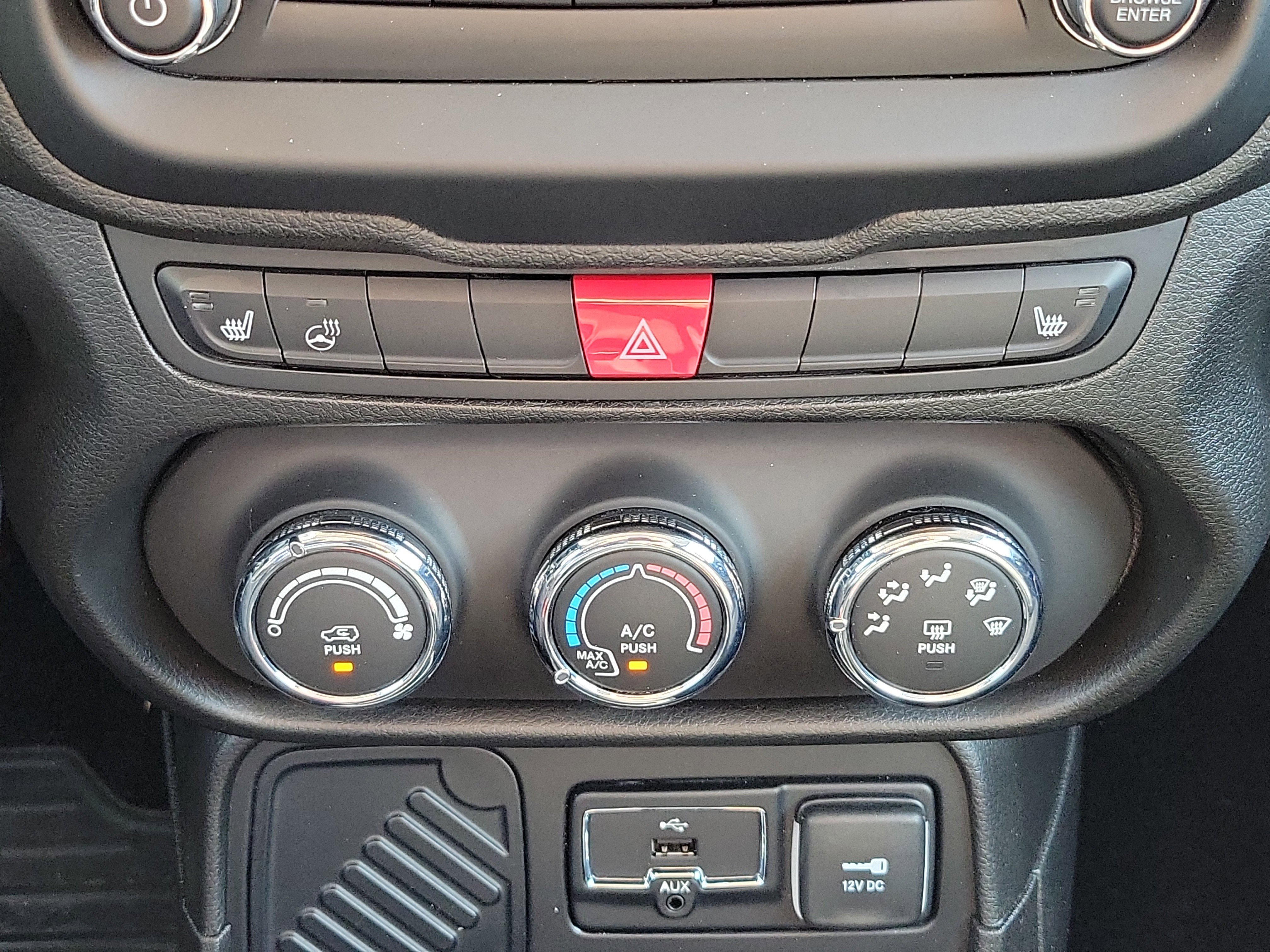 Used 2015 Jeep Renegade Latitude w/ Cold Weather Group II image 32