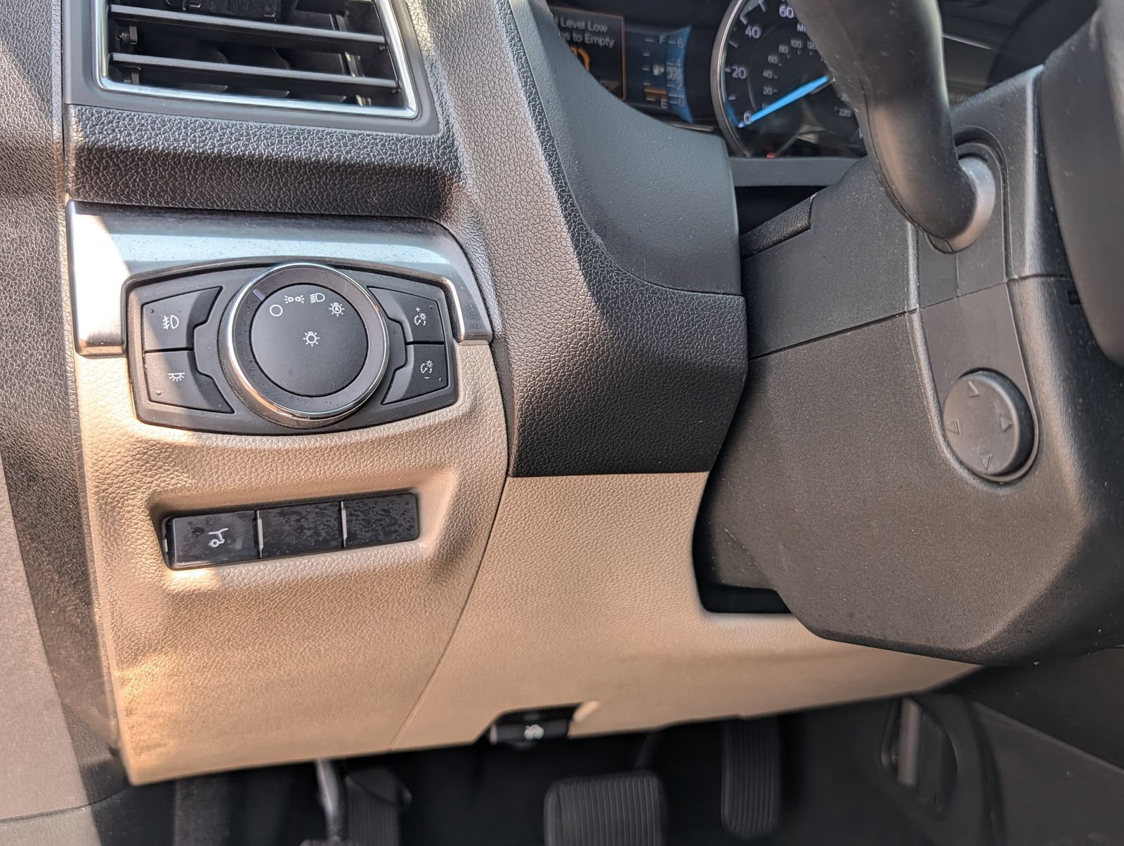 Used 2019 Ford Explorer Limited w/ Ford Safe & Smart Package FWD image 18