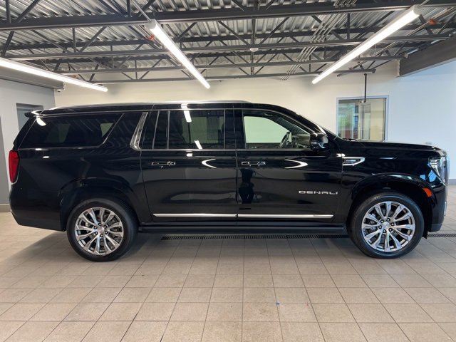 Used 2021 GMC Yukon XL Denali w/ Denali Premium Package image 8