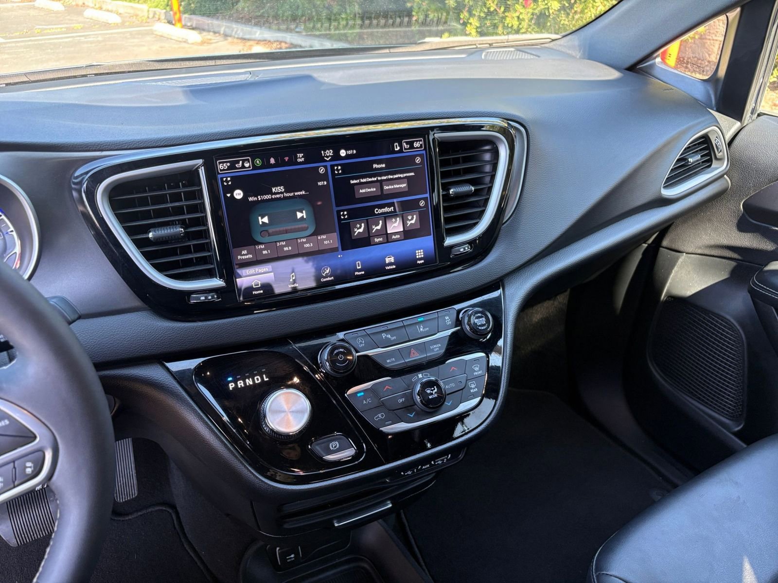 Used 2025 Chrysler Pacifica Select image 17