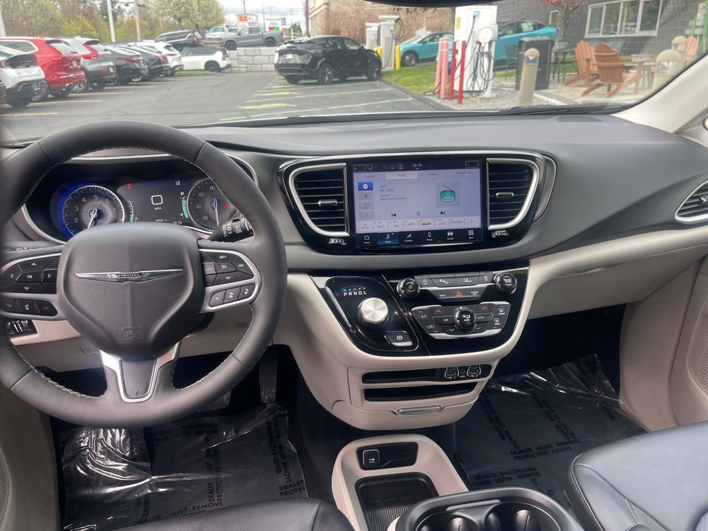 Used 2024 Chrysler Pacifica Touring-L FWD image 11