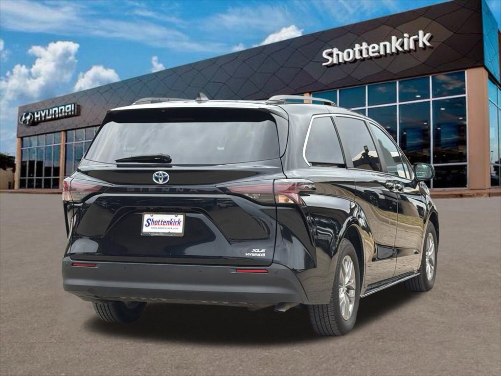 Used 2024 Toyota Sienna XLE image 5
