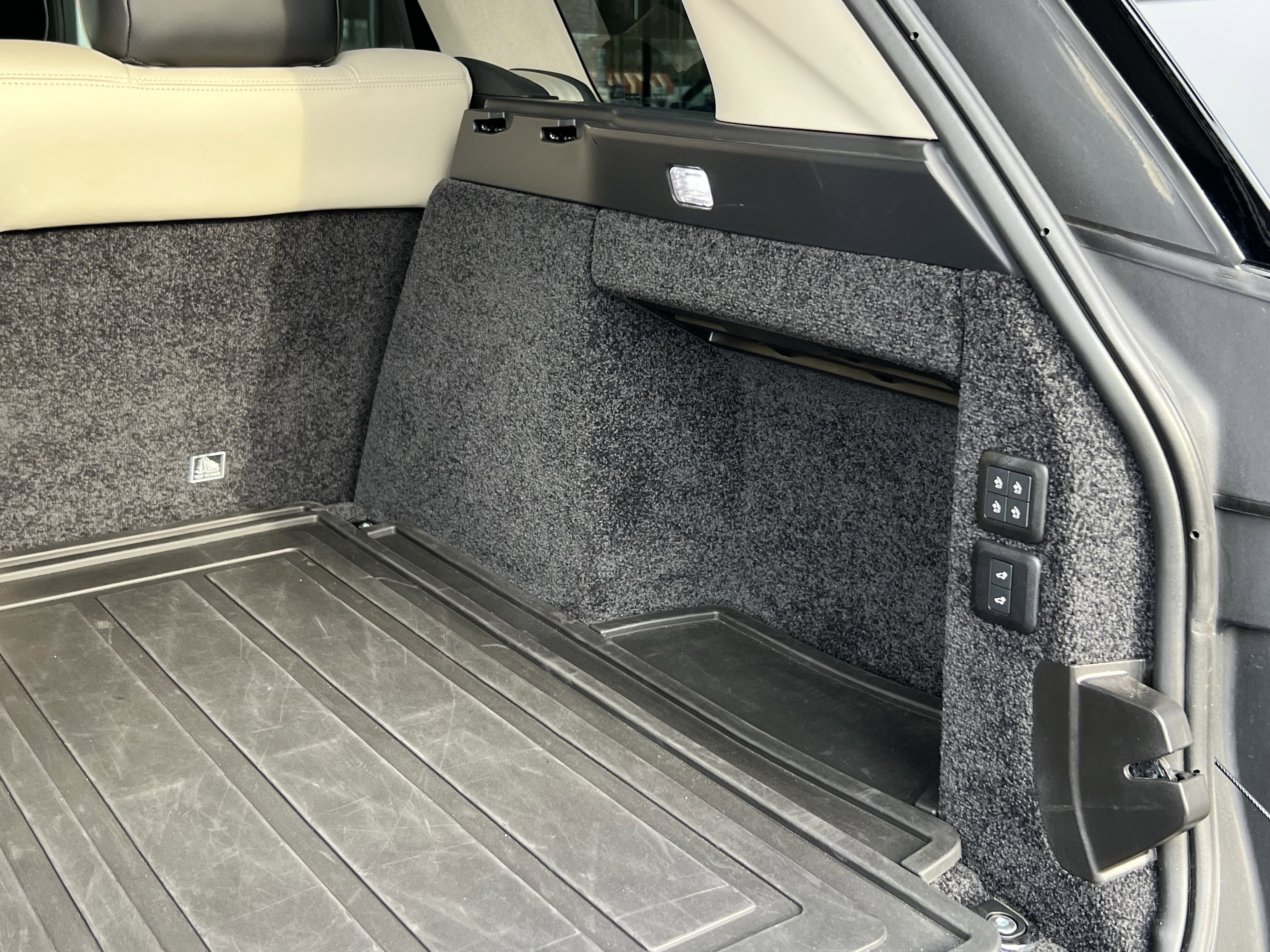 Used 2020 Land Rover Range Rover Long Wheelbase HSE image 36