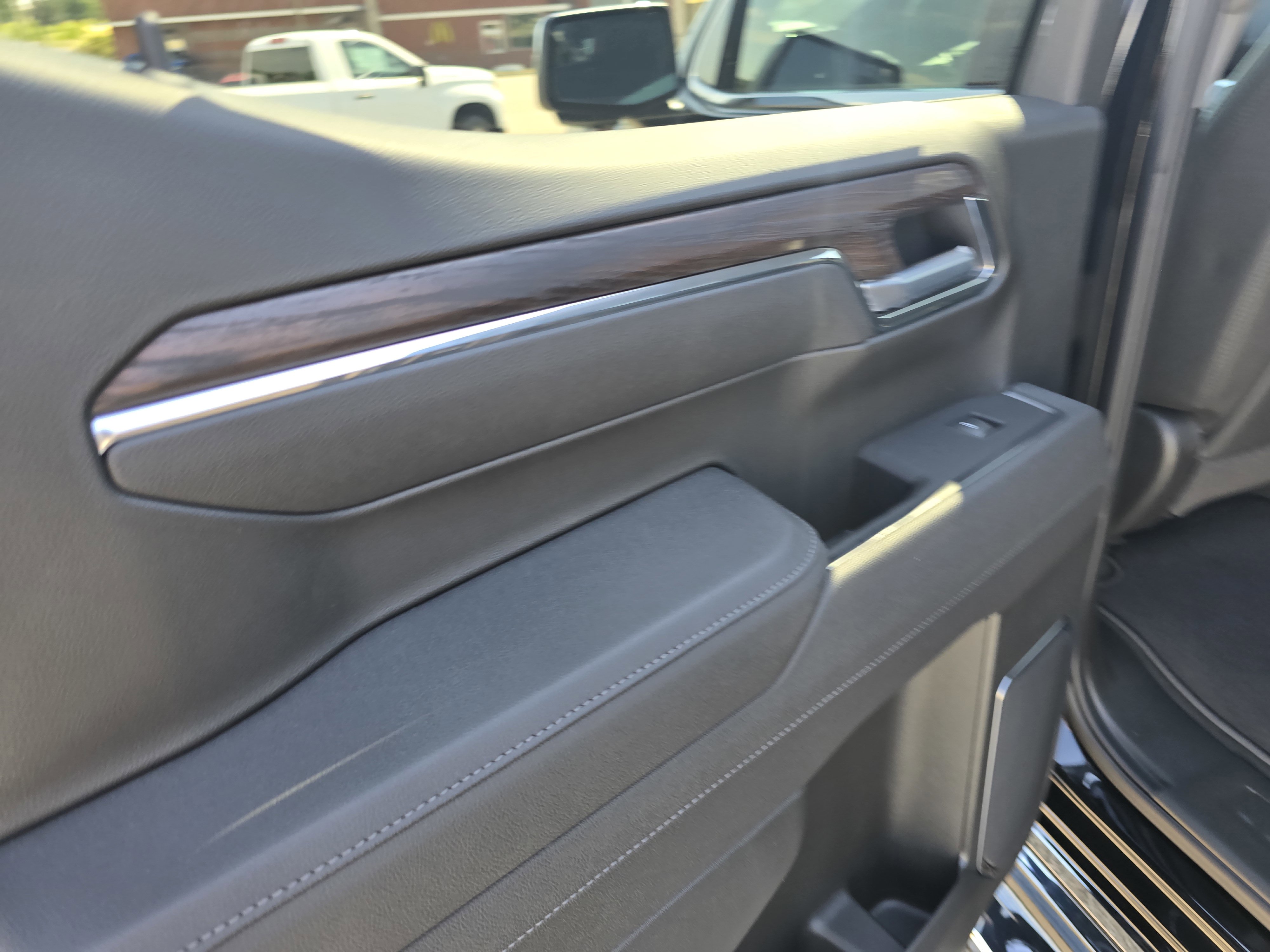 New 2025 GMC Sierra 1500 SLT w/ SLT Convenience Package image 17