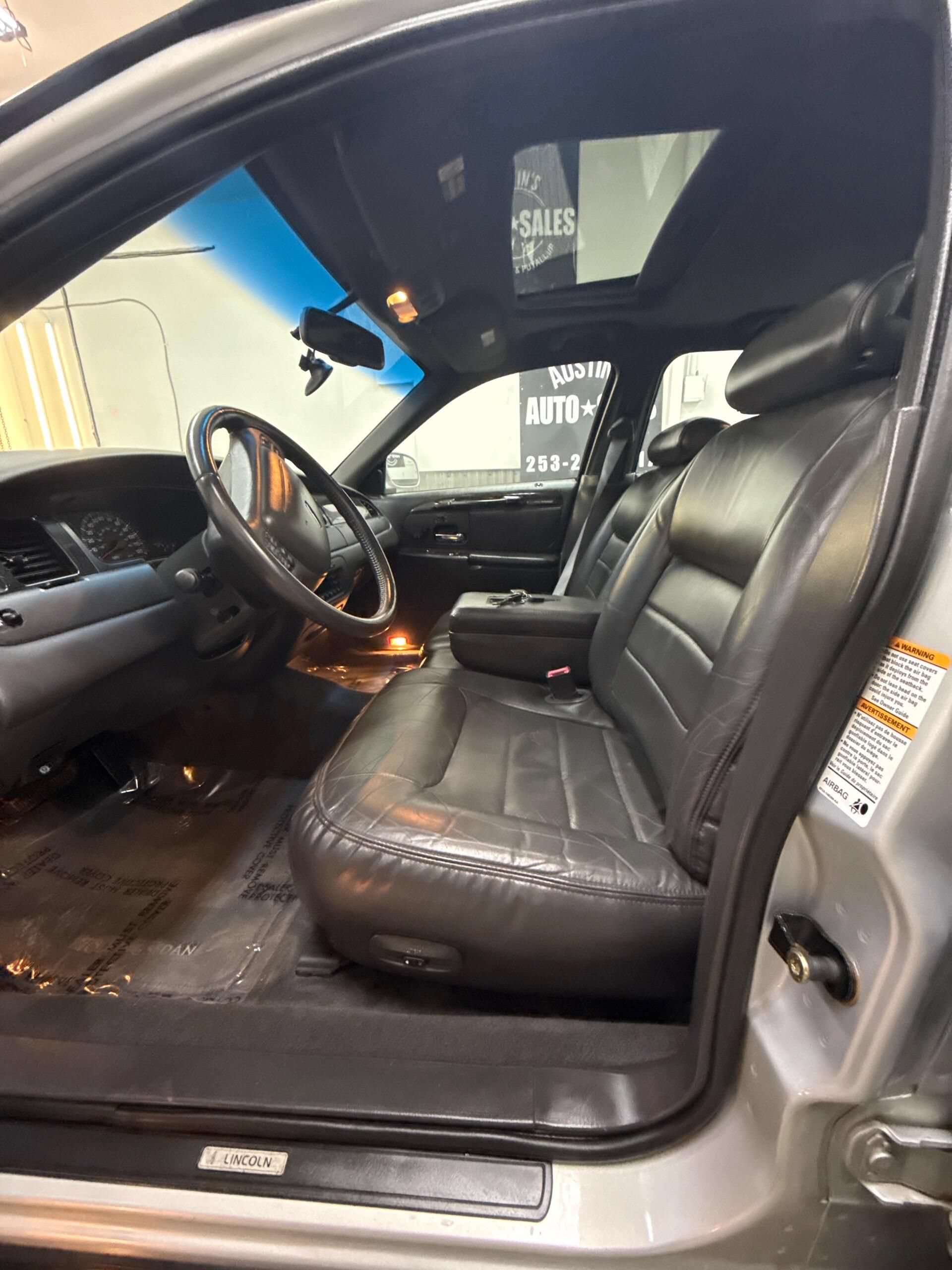 Used 2000 Lincoln Town Car Signature RWD image 7