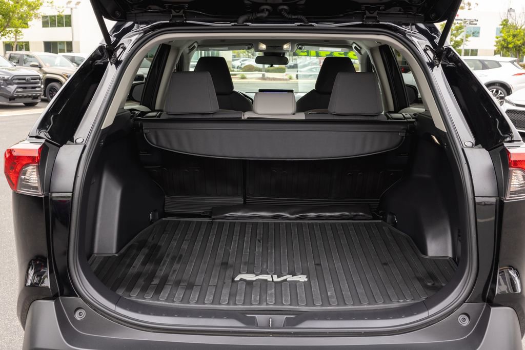 Certified 2025 Toyota RAV4 XLE FWD image 8