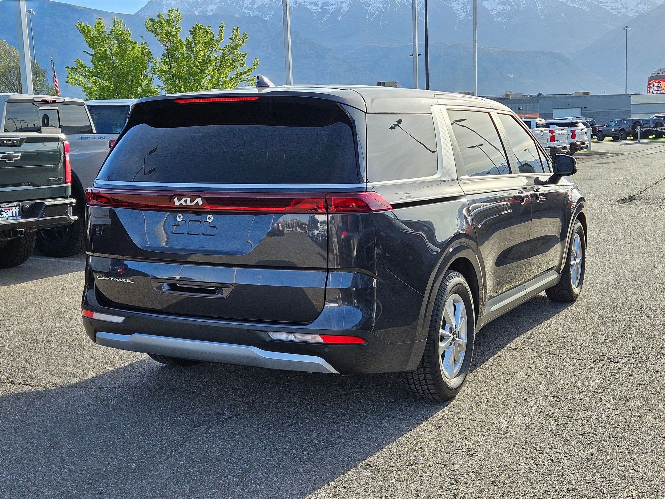 Used 2022 Kia Carnival LX image 3