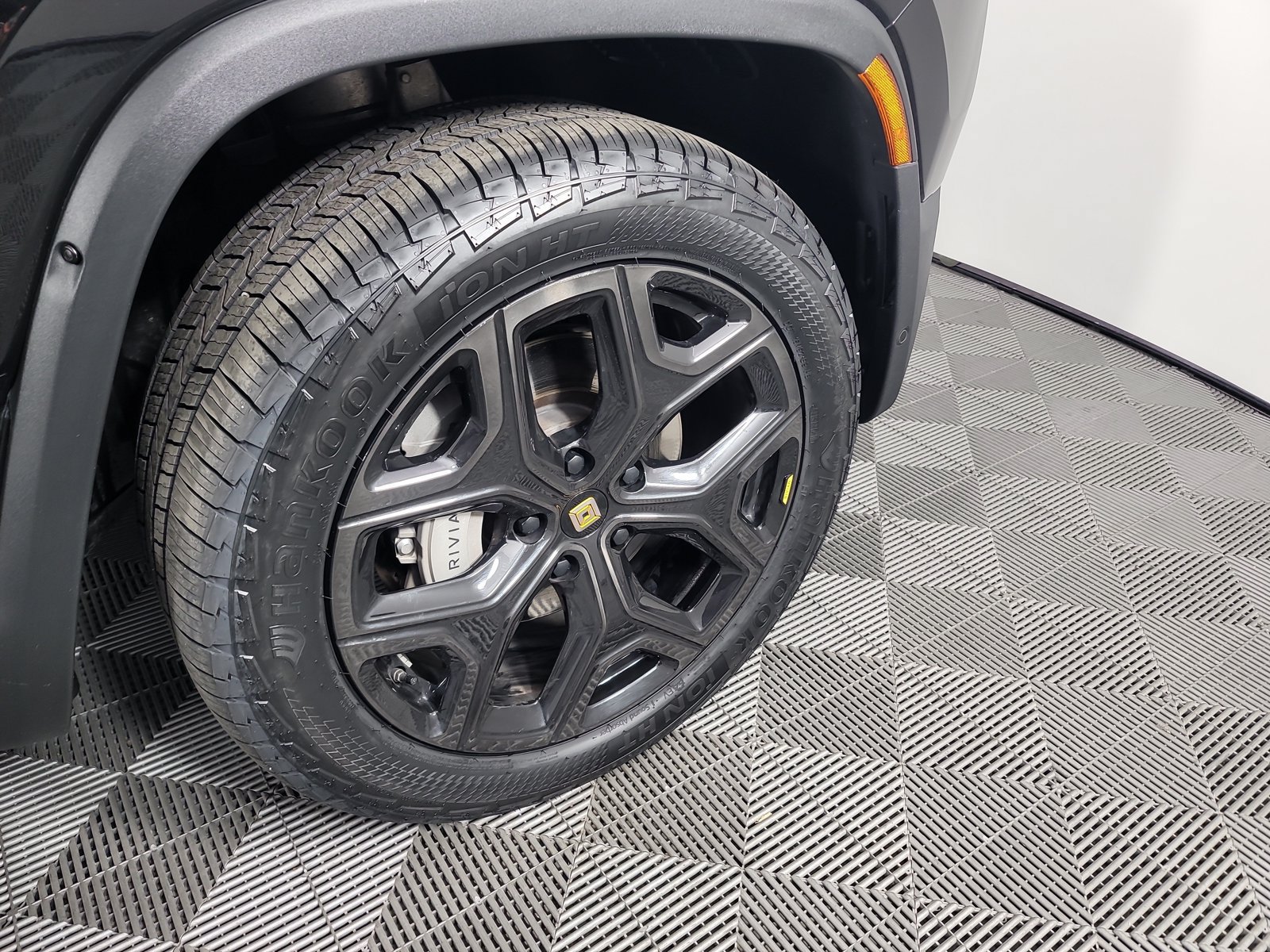 Used 2024 Rivian R1T Adventure Dual AWD/4WD image 33