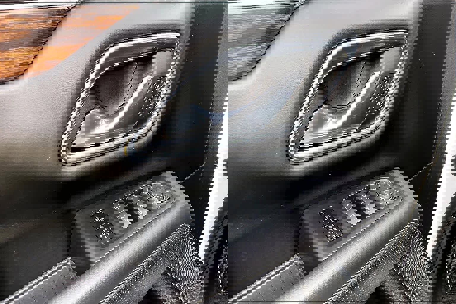 Used 2023 Chevrolet Suburban Premier AWD/4WD image 32