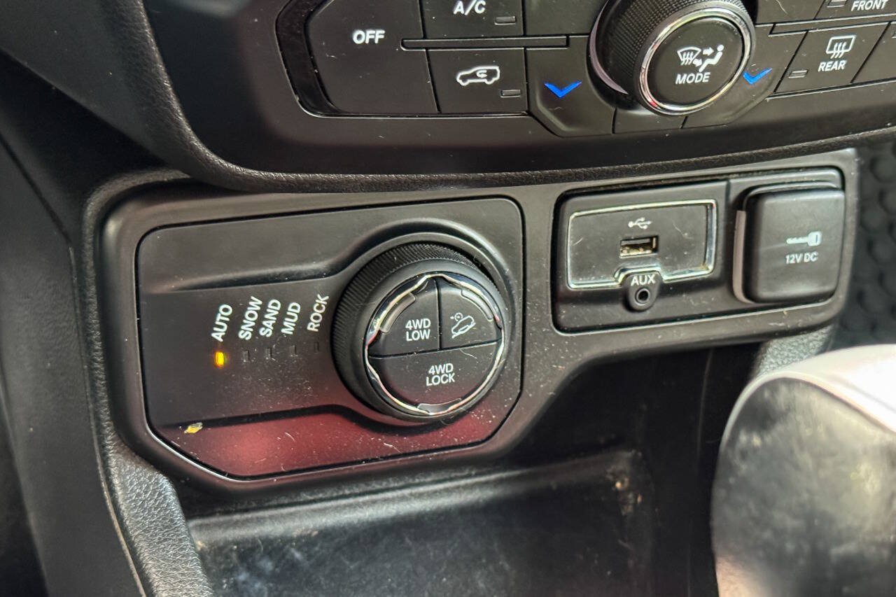 Used 2019 Jeep Renegade Trailhawk w/ UConnect 8.4 Nav Group AWD/4WD image 32