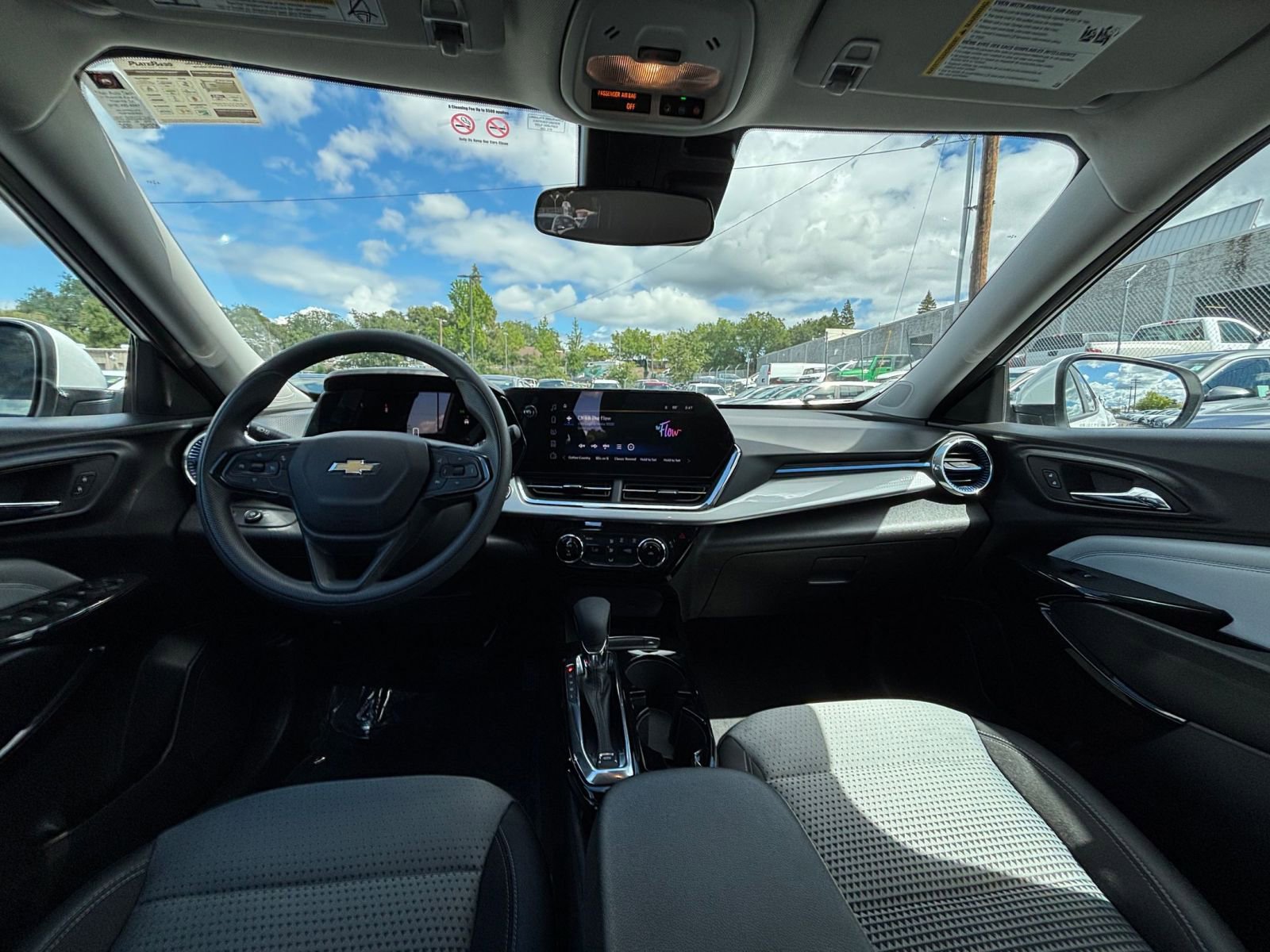 Used 2025 Chevrolet Trax LT FWD image 32