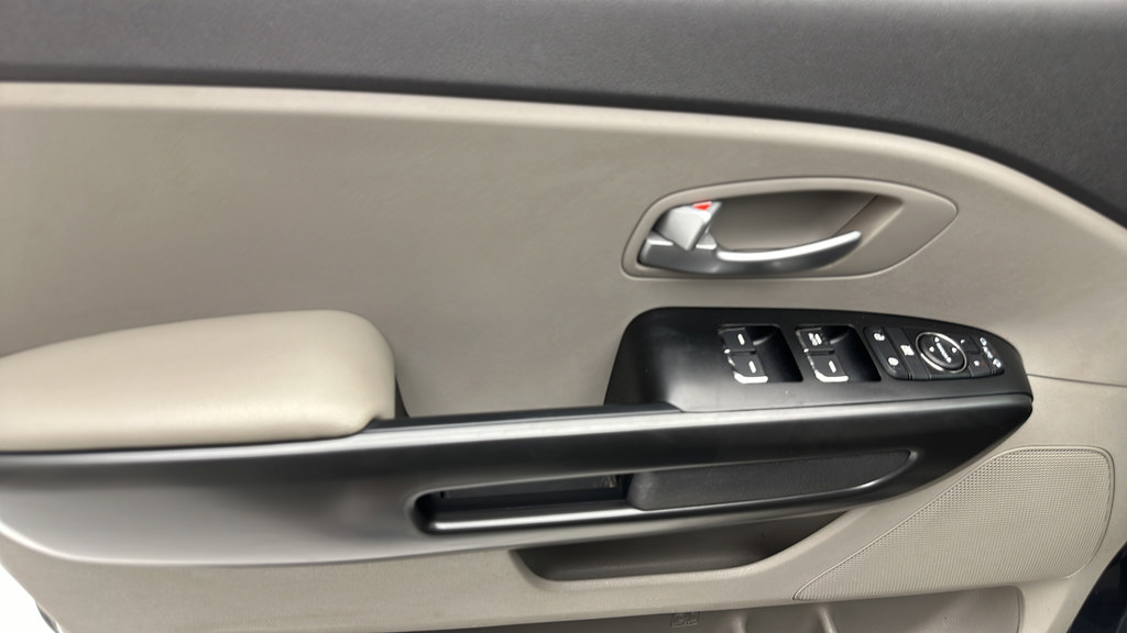 Used 2017 Kia Sedona LX FWD image 14