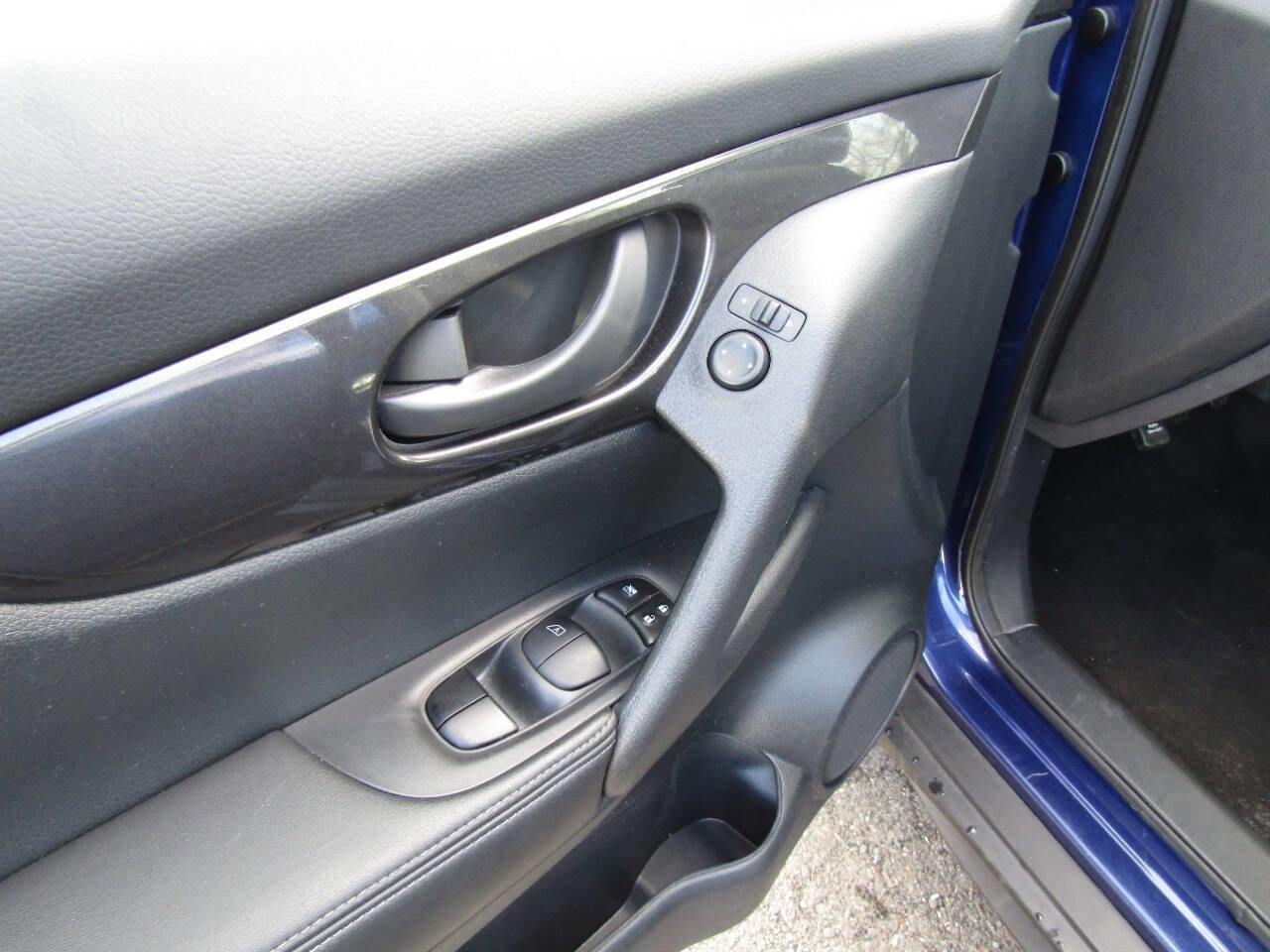 Used 2020 Nissan Rogue S image 19