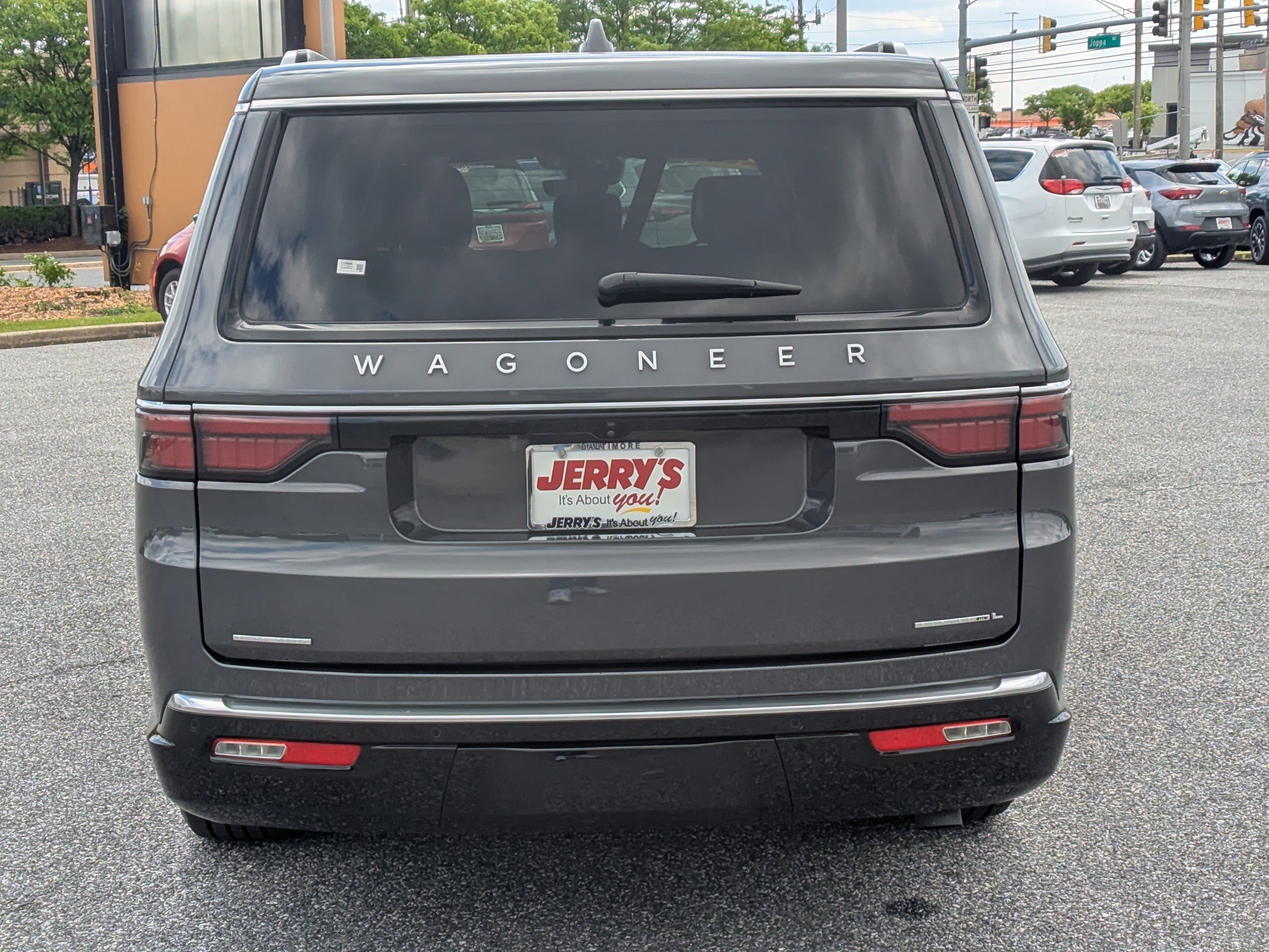 Used 2023 Jeep Wagoneer L Series III w/ Preferred Equipment Group AWD/4WD image 7