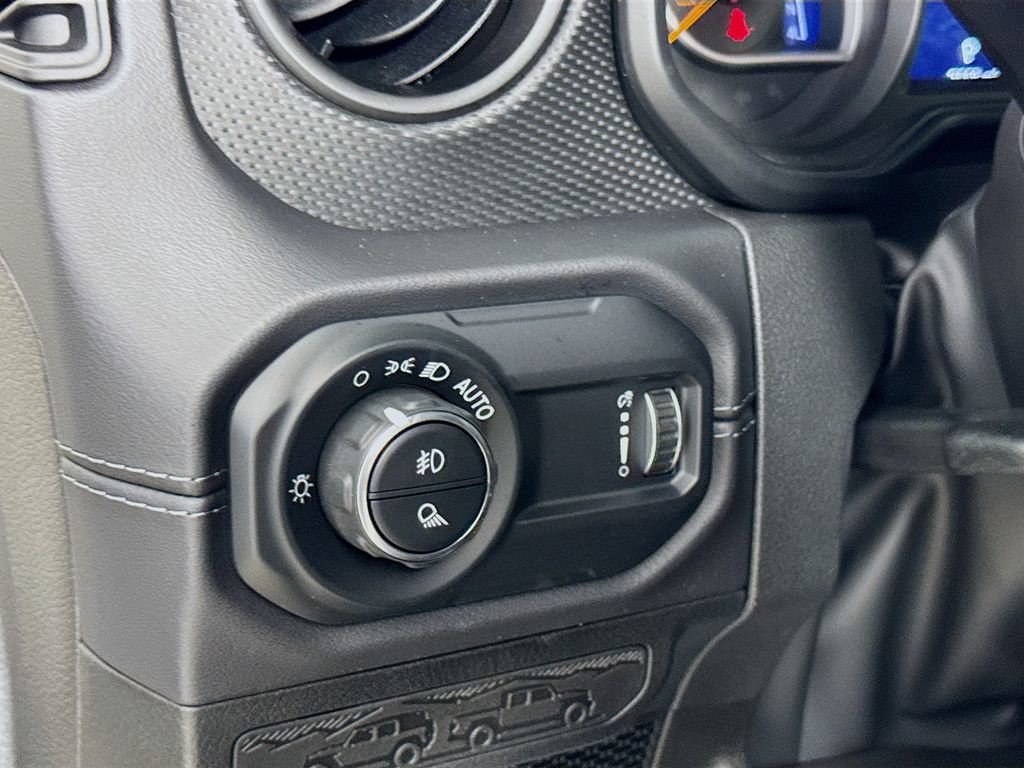 Used 2025 Jeep Gladiator Rubicon w/ Safety Group AWD/4WD image 12