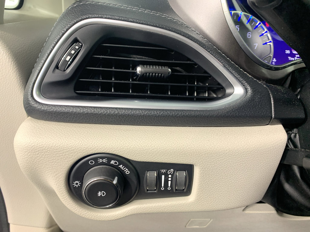 Used 2019 Chrysler Pacifica Limited FWD image 16