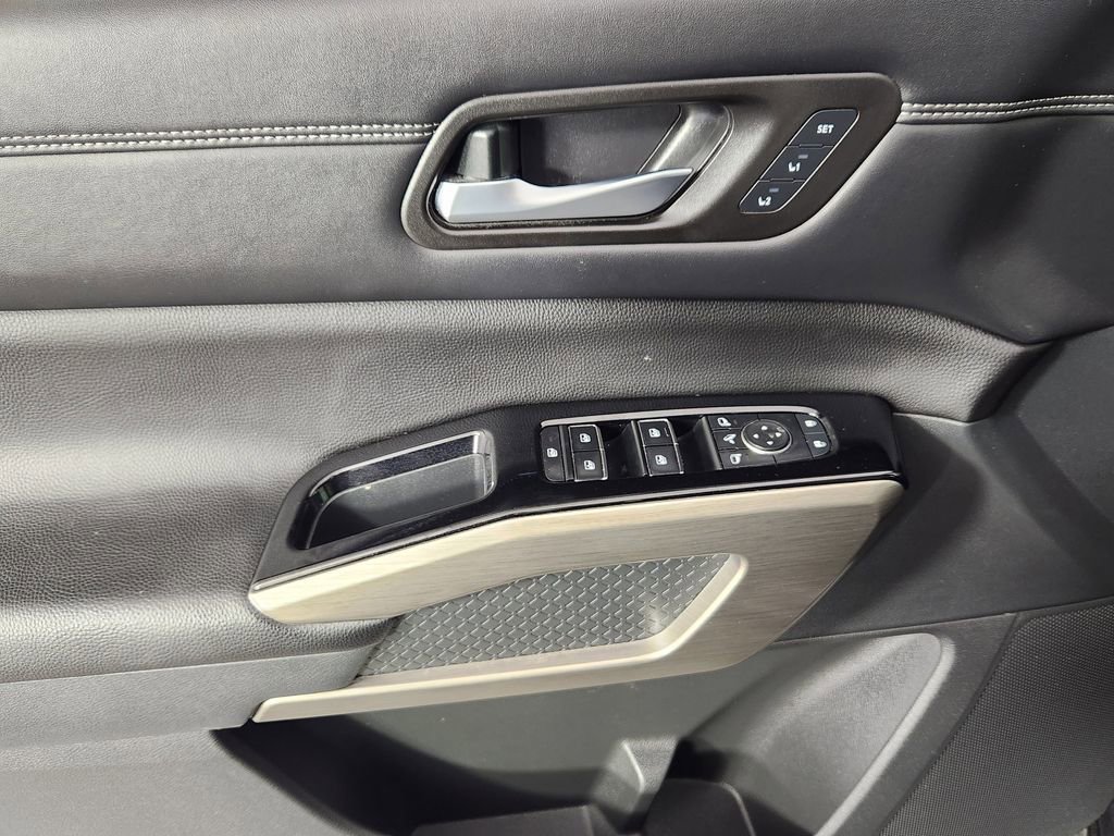 Used 2023 Nissan Pathfinder Platinum AWD/4WD image 9