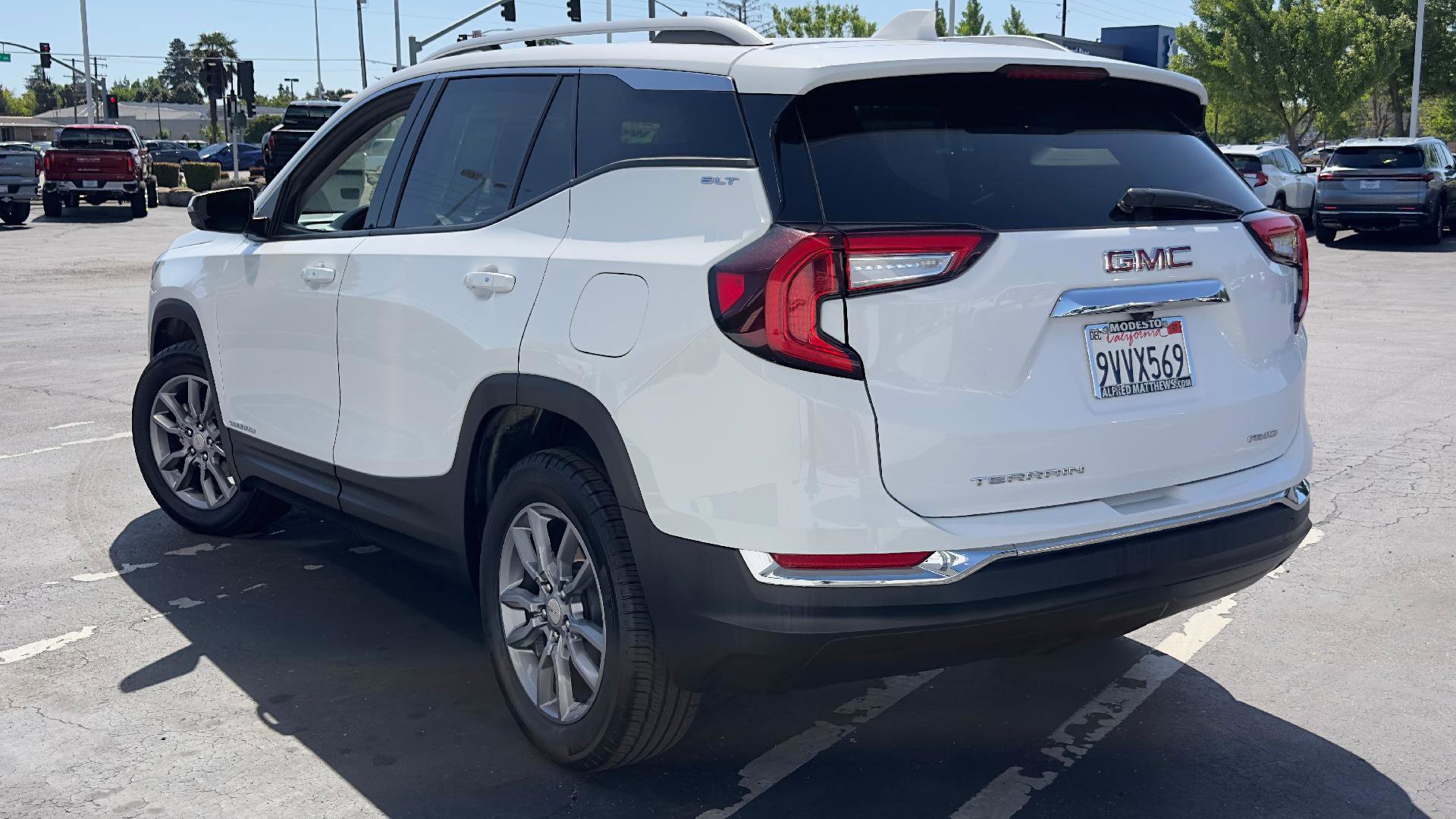 Used 2024 GMC Terrain SLT AWD/4WD image 5