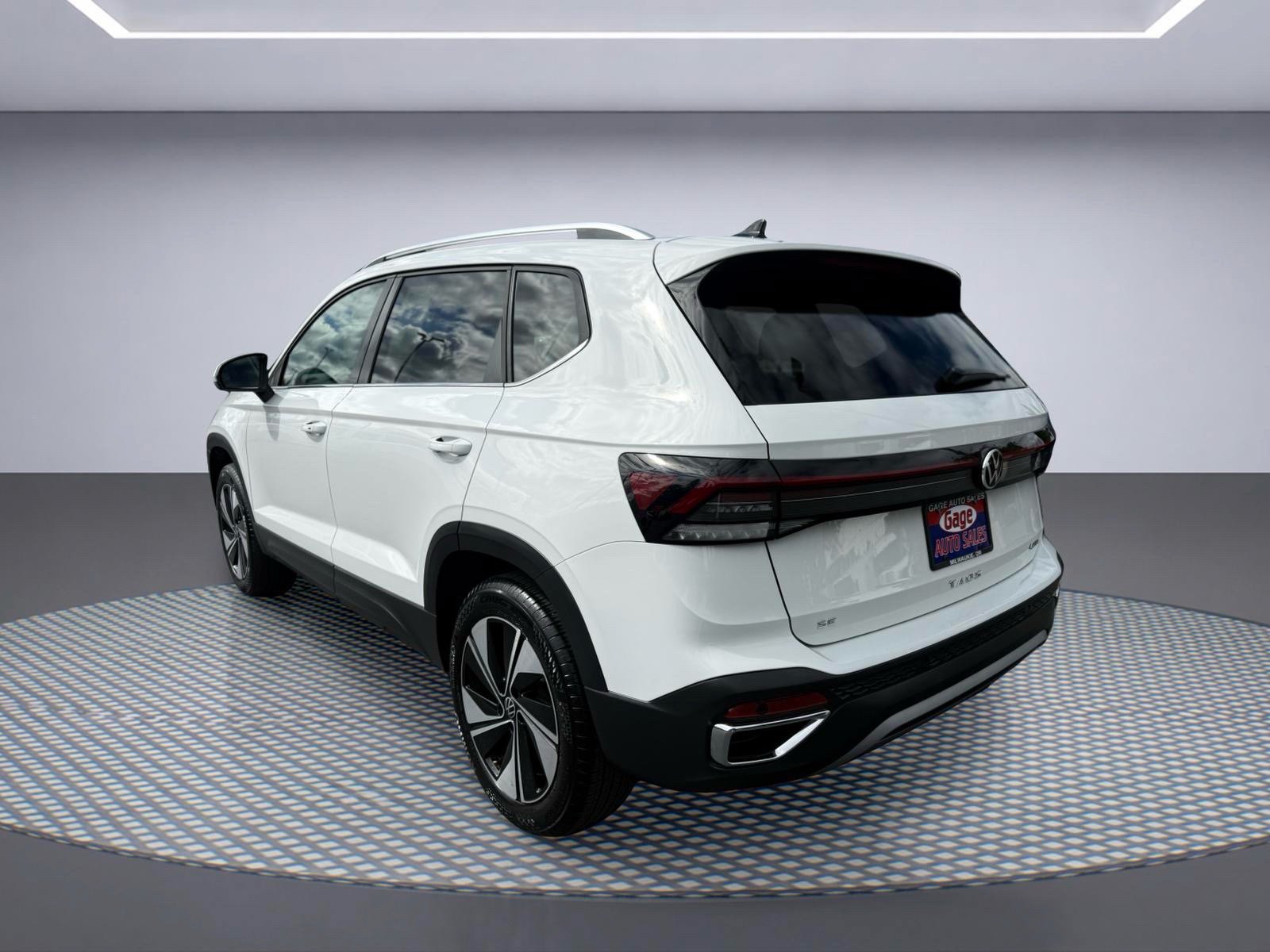 Used 2025 Volkswagen Taos SE AWD/4WD image 4