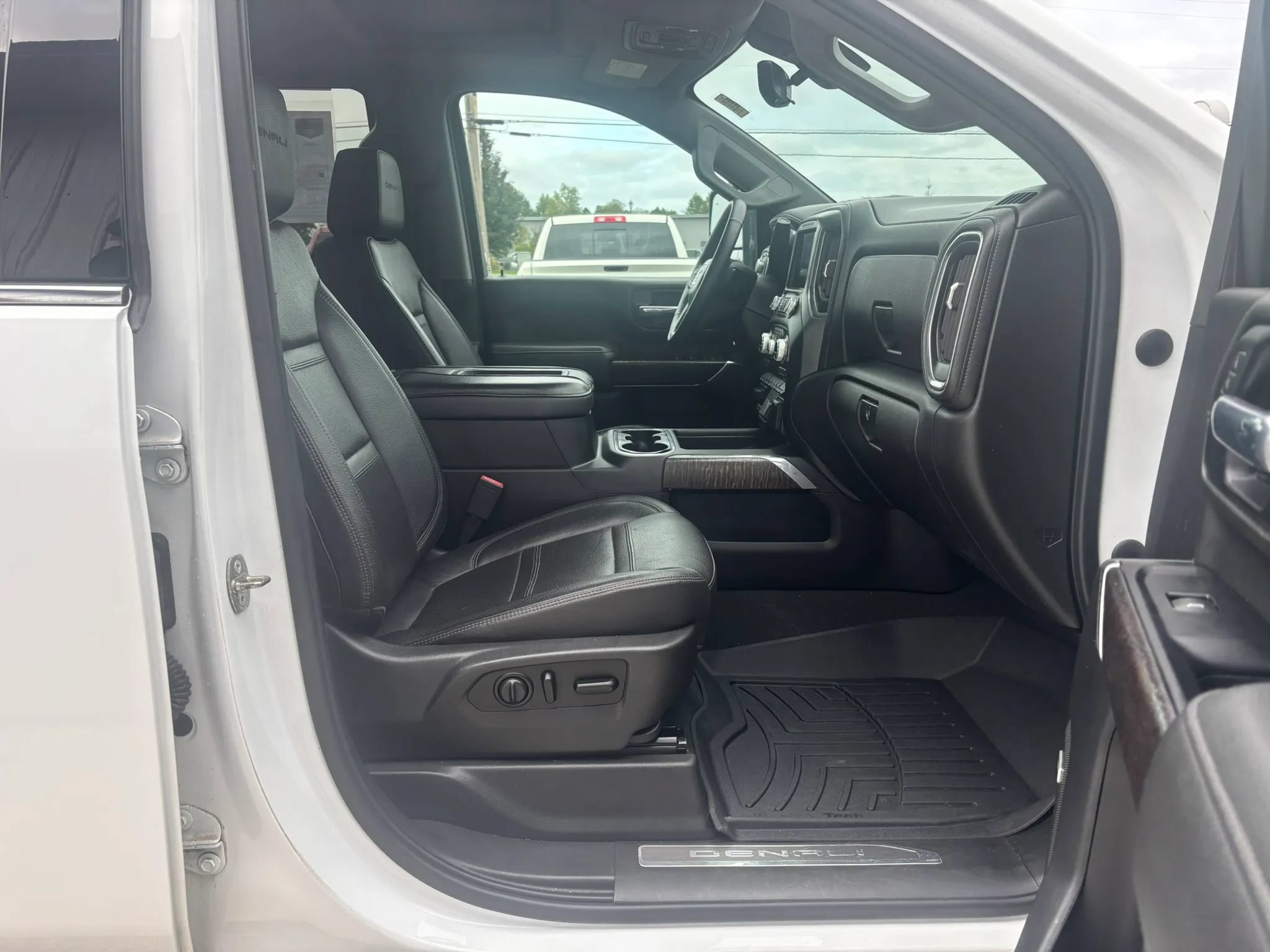 Used 2020 GMC Sierra 2500 Denali w/ Denali Ultimate Package AWD/4WD image 17