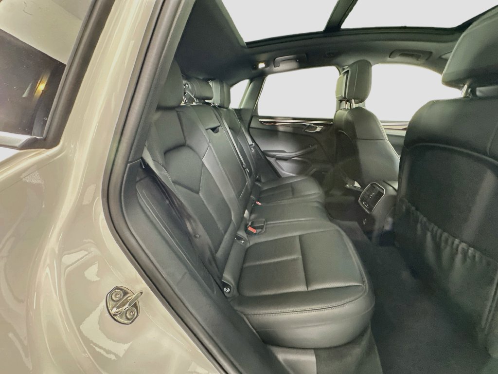 Certified 2024 Porsche Macan AWD/4WD image 29