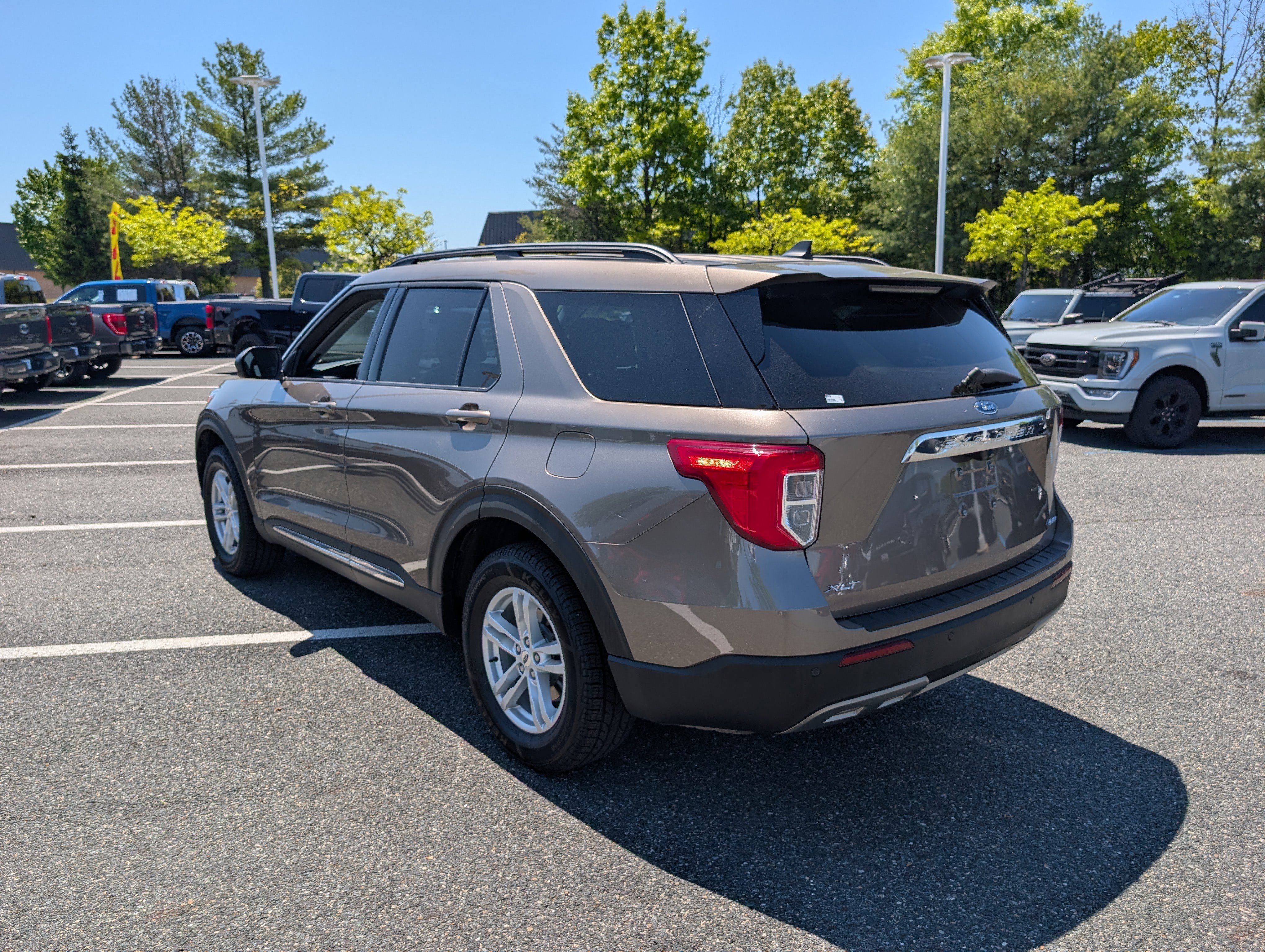 Used 2021 Ford Explorer XLT w/ Equipment Group 202A AWD/4WD image 5