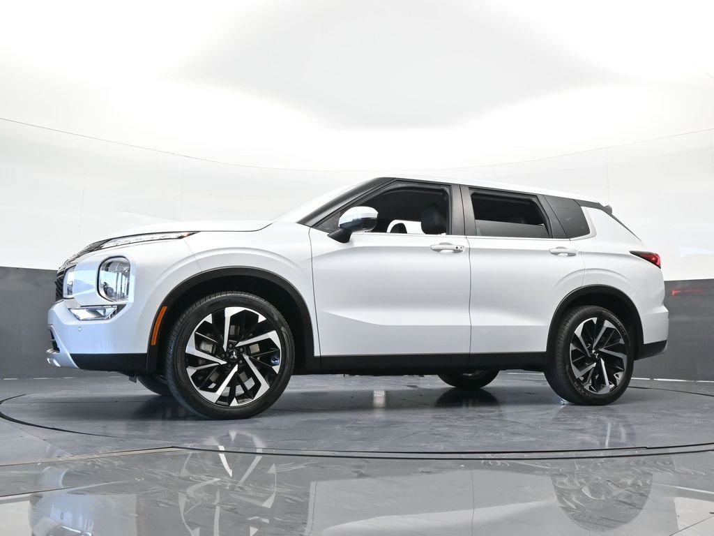 Used 2023 Mitsubishi Outlander SE image 65