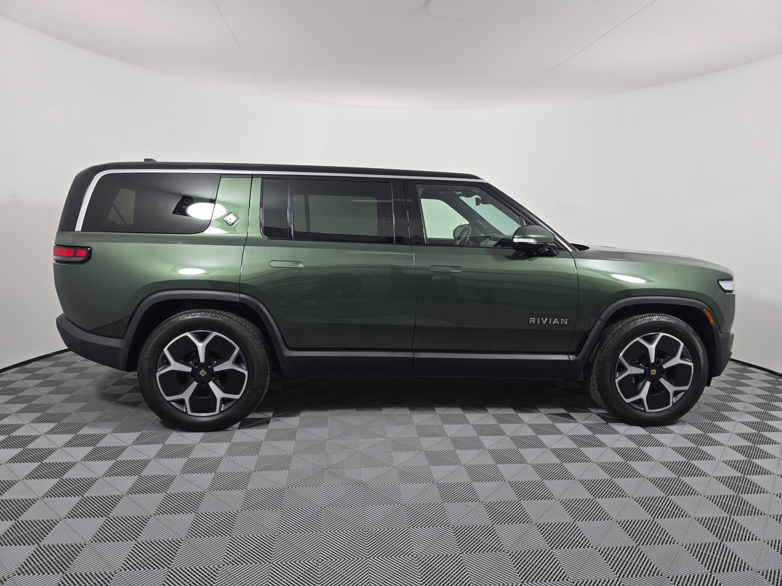 Used 2024 Rivian R1S Adventure AWD/4WD image 6