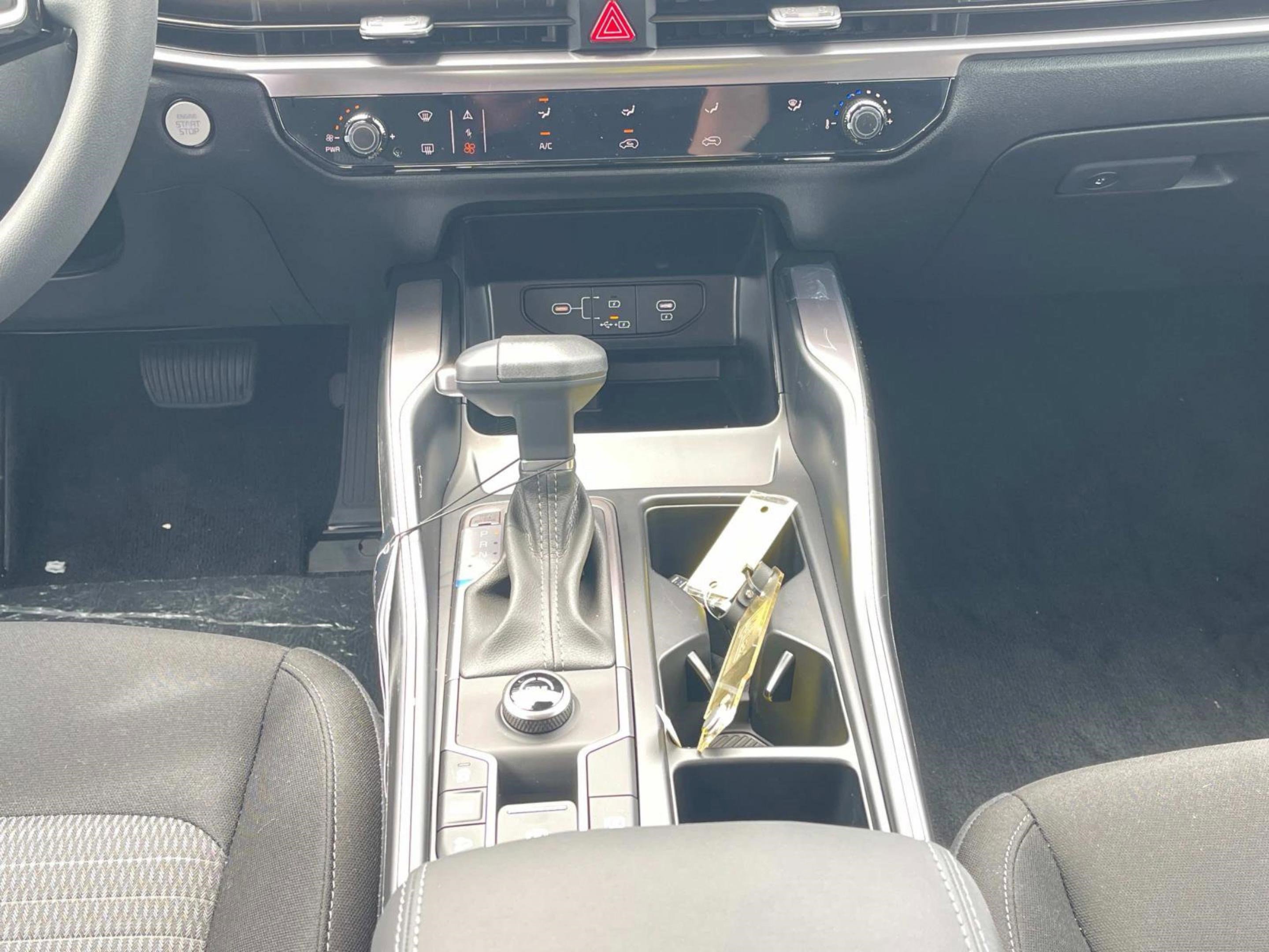 New 2025 Kia Sorento LX image 16