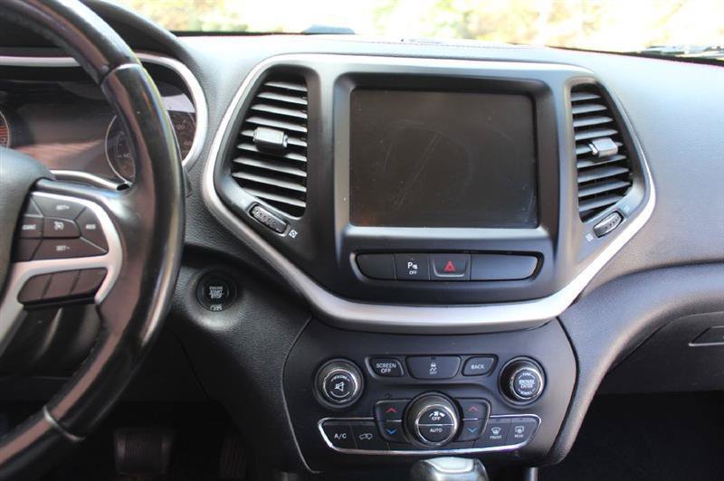 Used 2018 Jeep Cherokee Trailhawk AWD/4WD image 17