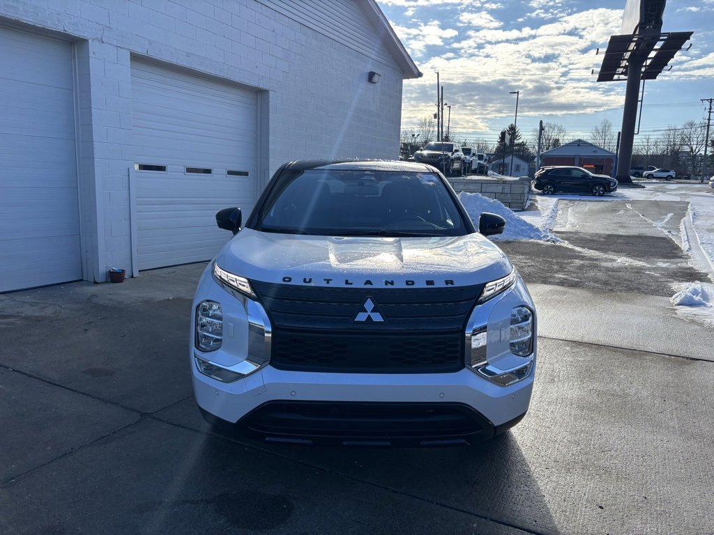 Used 2023 Mitsubishi Outlander SEL Black Edition image 2