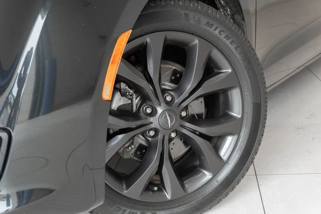 Used 2020 Chrysler Pacifica Touring w/ S Appearance Package FWD image 2