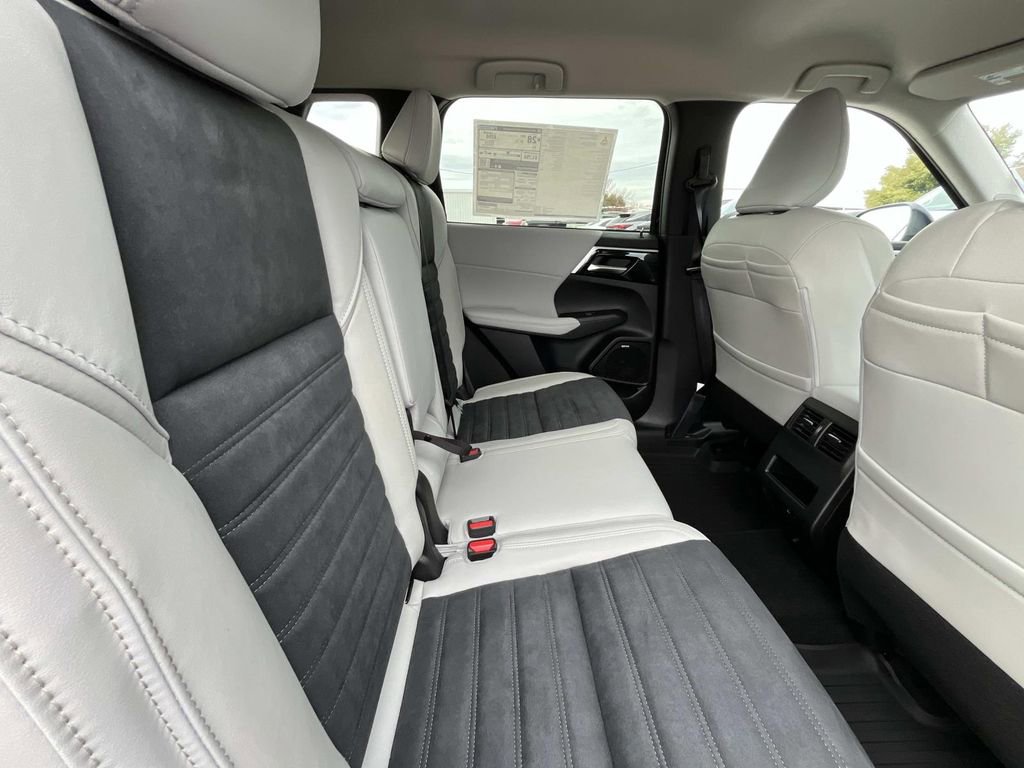 New 2026 Mitsubishi Outlander SE FWD image 16