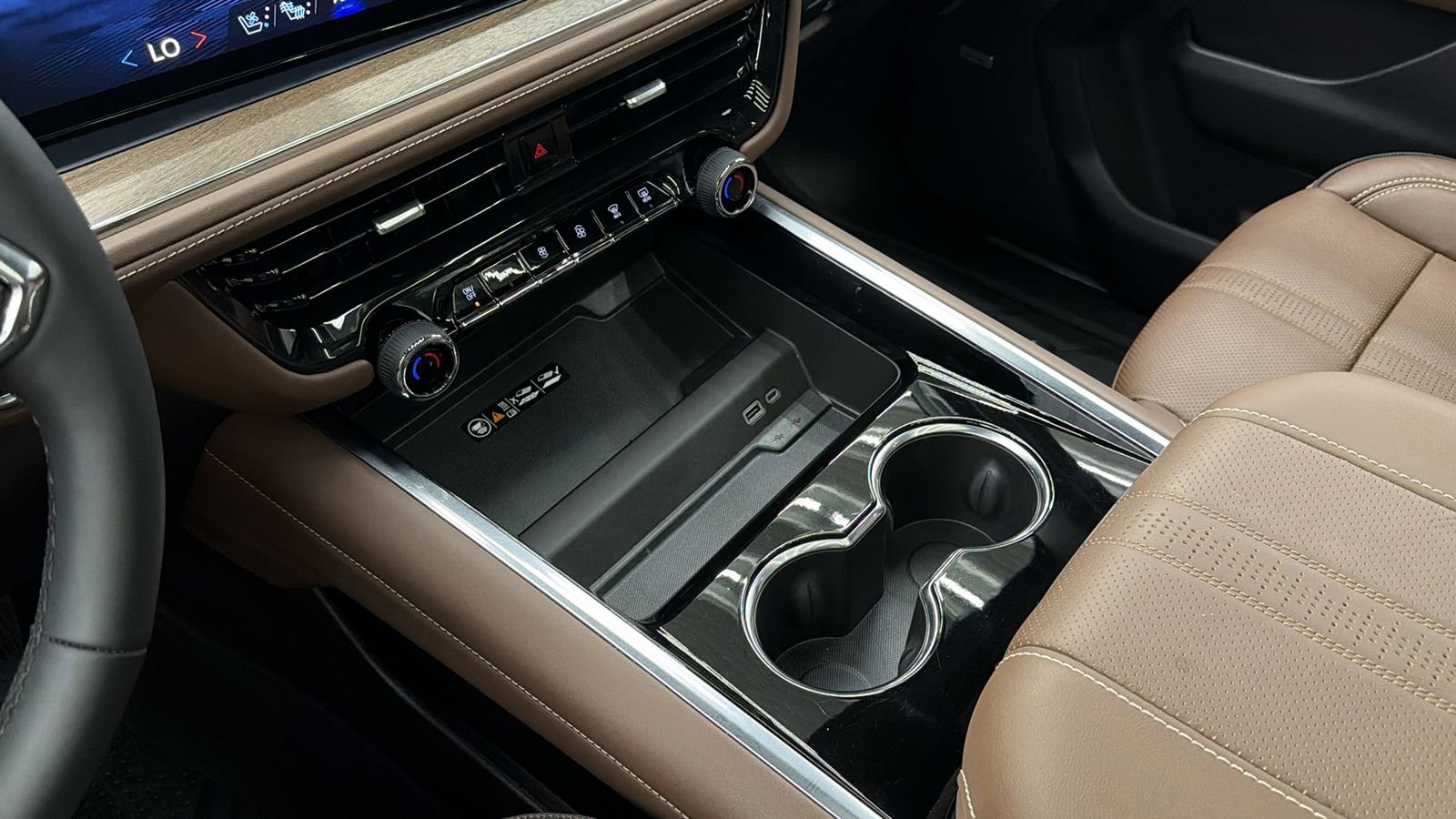 Used 2025 Chevrolet Tahoe High Country AWD/4WD image 22