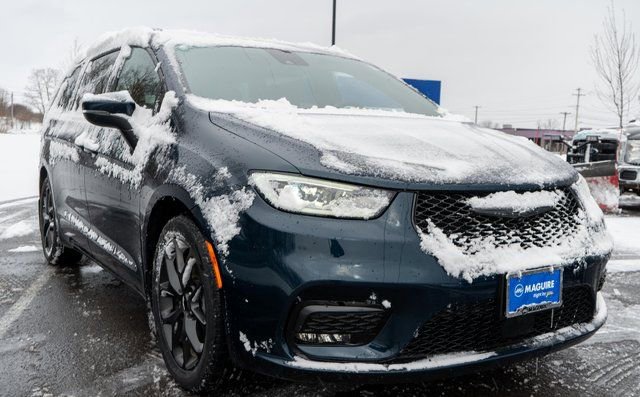 Used 2023 Chrysler Pacifica Touring-L w/ S Appearance Package image 4