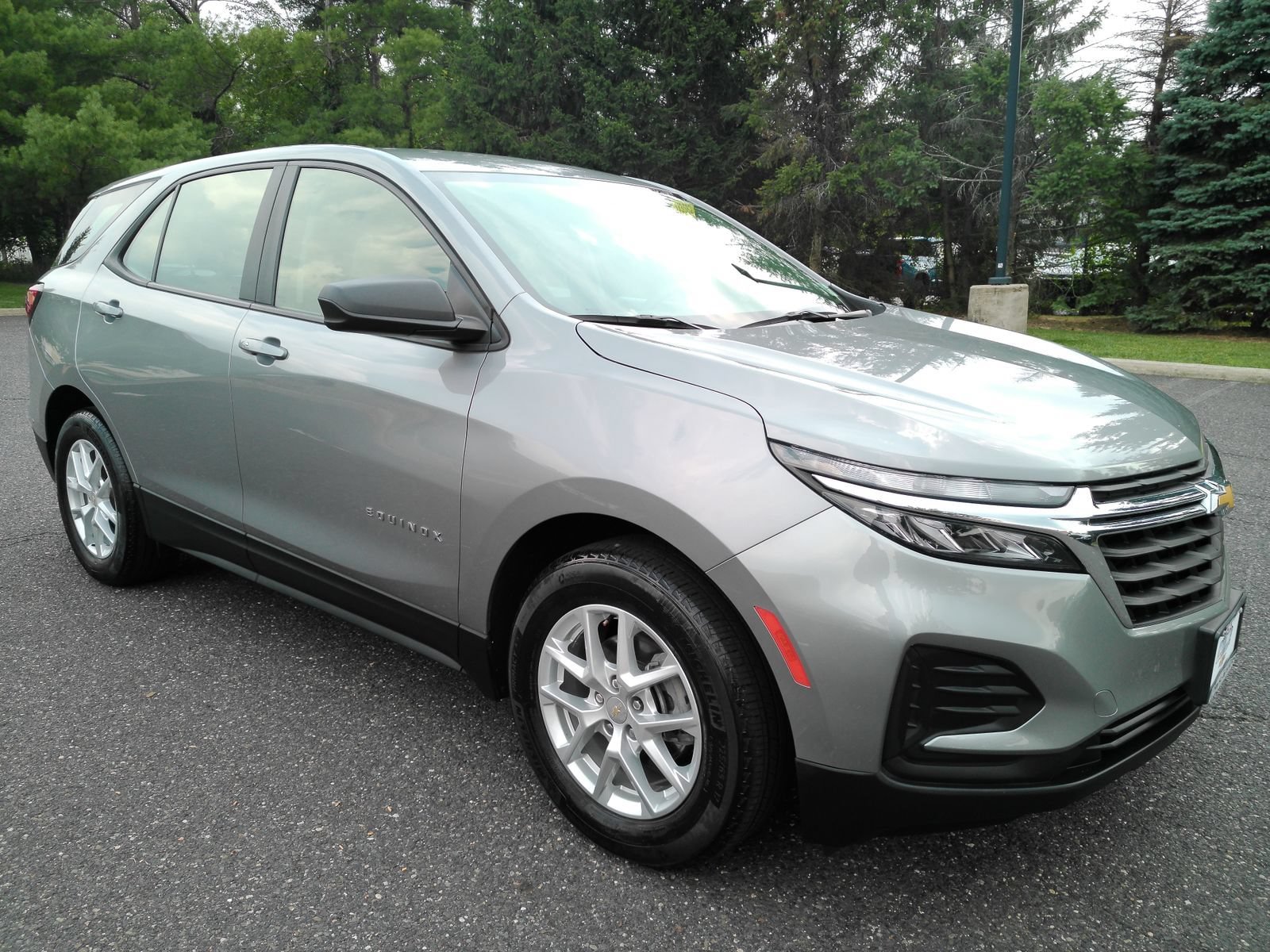 Used 2023 Chevrolet Equinox LS FWD image 2