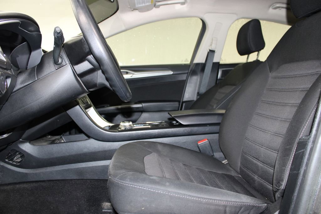 Used 2020 Ford Fusion SE image 16